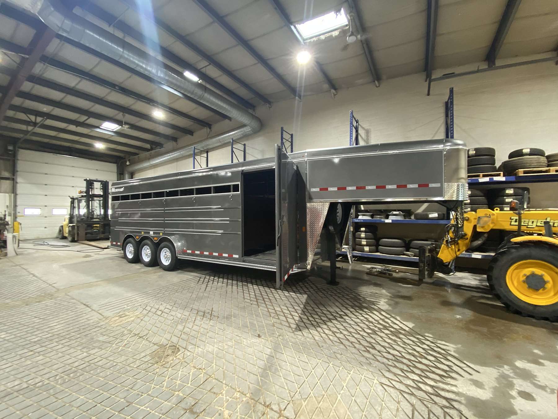 2026 Mustang 7'x24' Gooseneck Stock Trailer