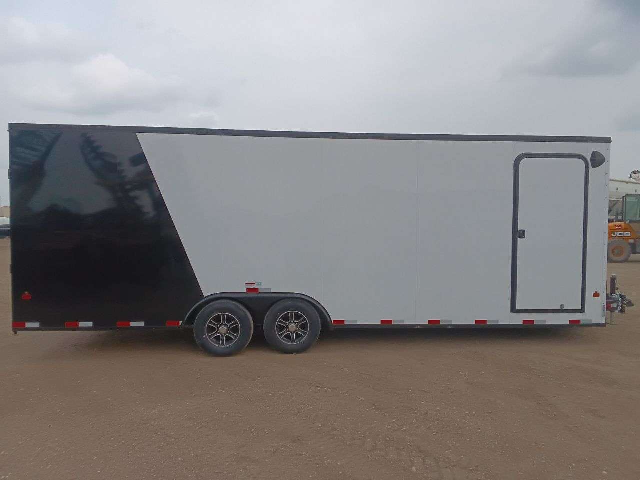 2026 Royal LARC 8'6" x 24' + V-Nose Car Hauler