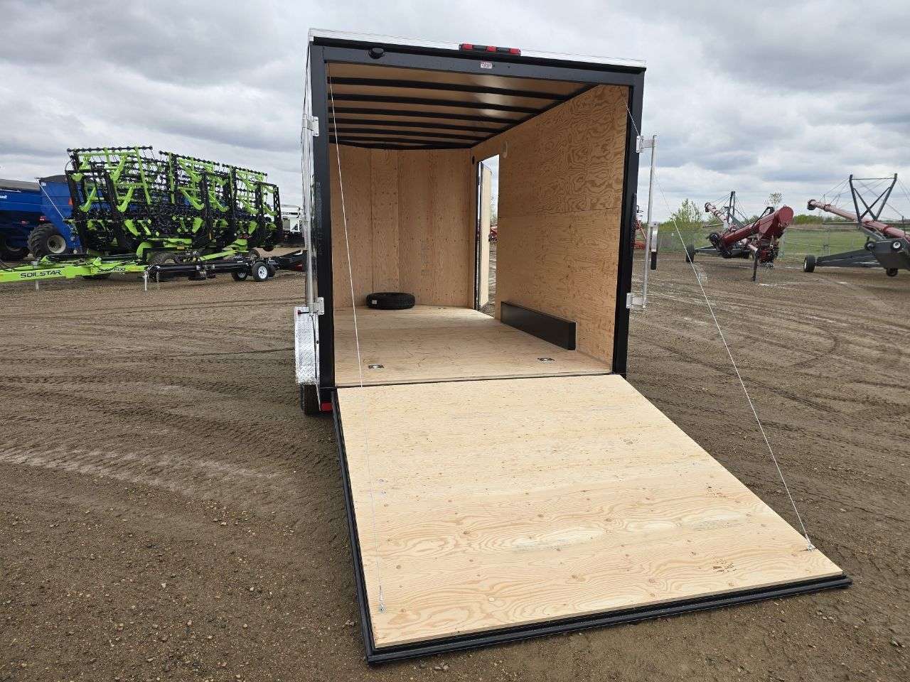 2026 Royal LCH 7'6" x 14' + V-Nose Cargo