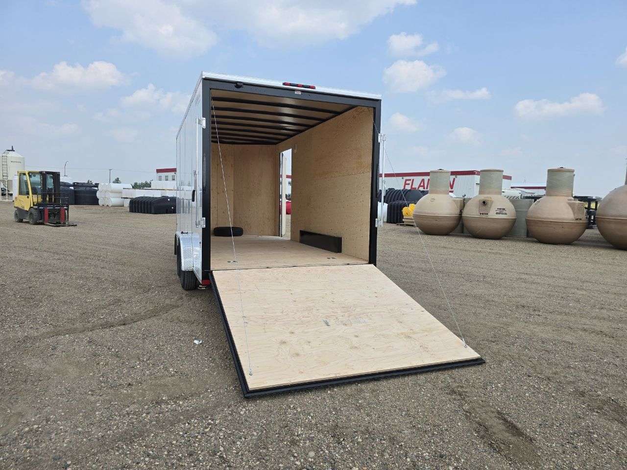 2026 Royal LCH 7'6" x 16' + V-Nose Cargo