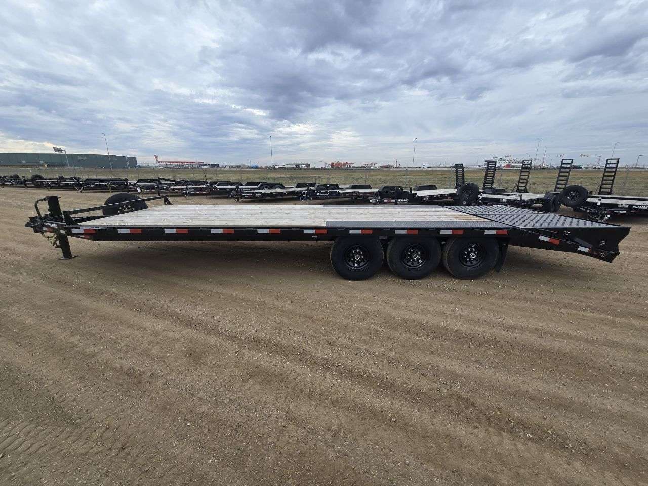 2026 Southland 20'+5' Beavertail Deckover Triple 7K Trailer