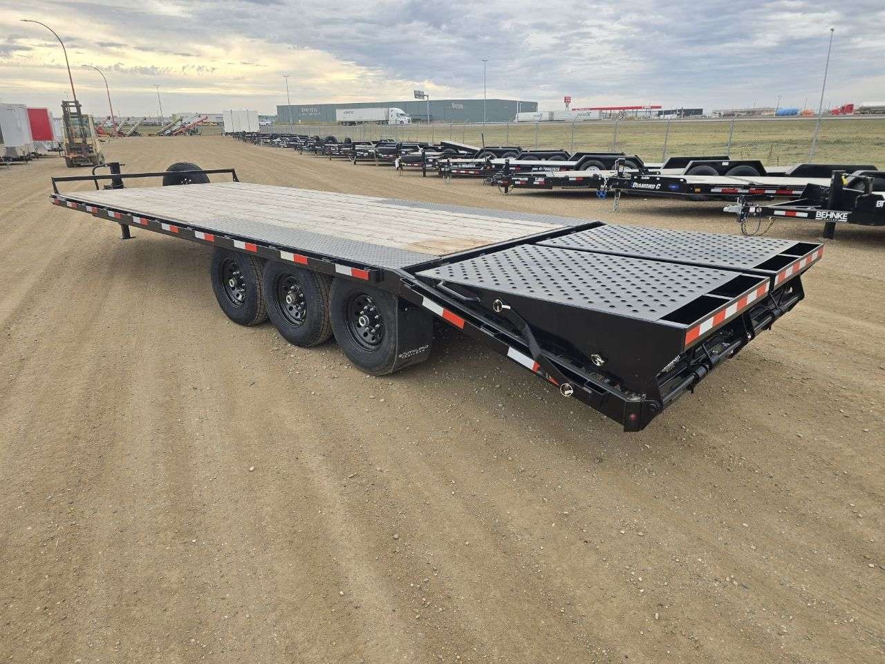 2026 Southland 20'+5' Beavertail Deckover Triple 7K Trailer
