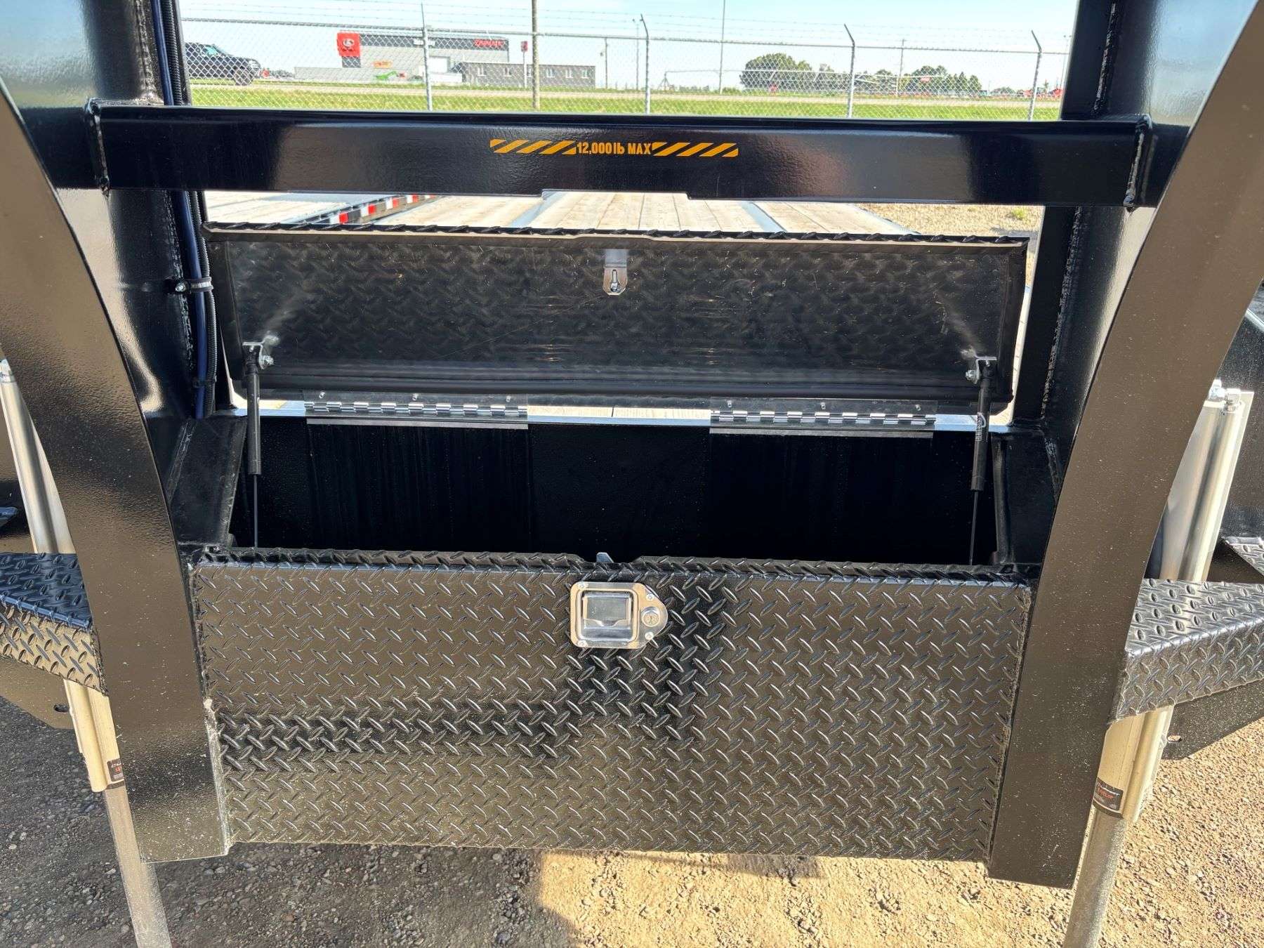 2026 Southland 32' Gooseneck w/ Hydraulic Beavertail
