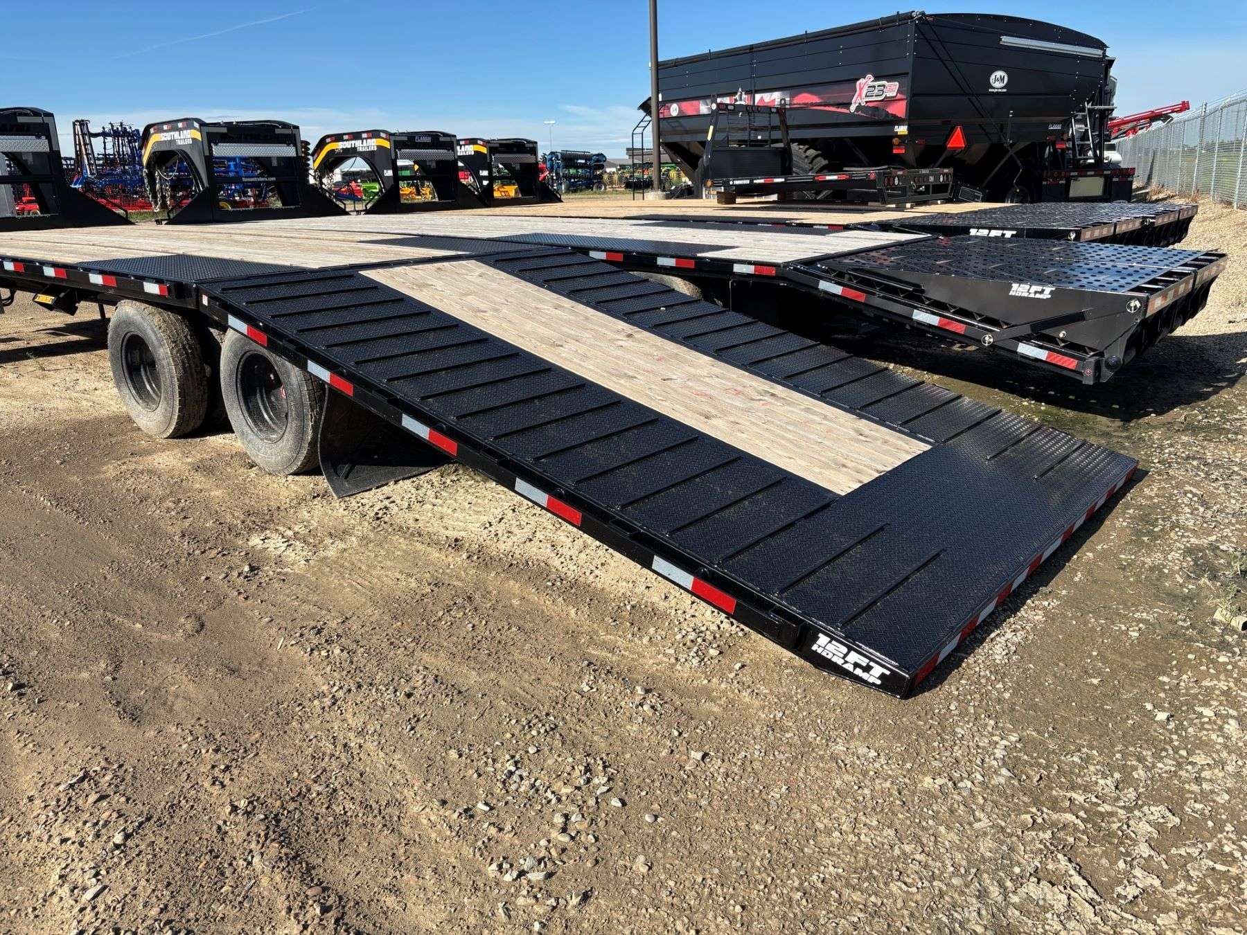 2026 Southland 32' Gooseneck w/ Hydraulic Beavertail