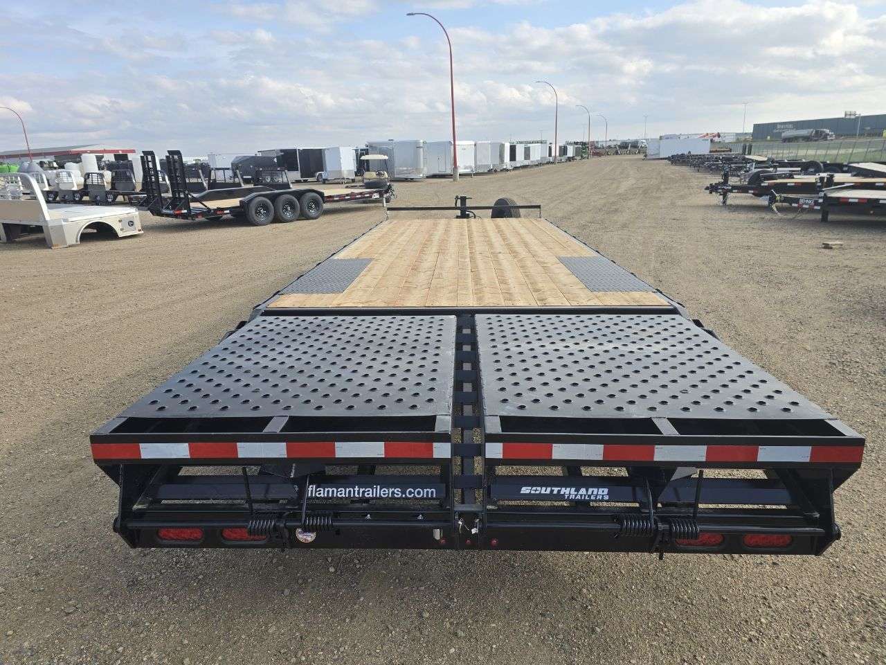 2026 Southland HBA 8'6" x 25' Beavertail Deckover Trailer