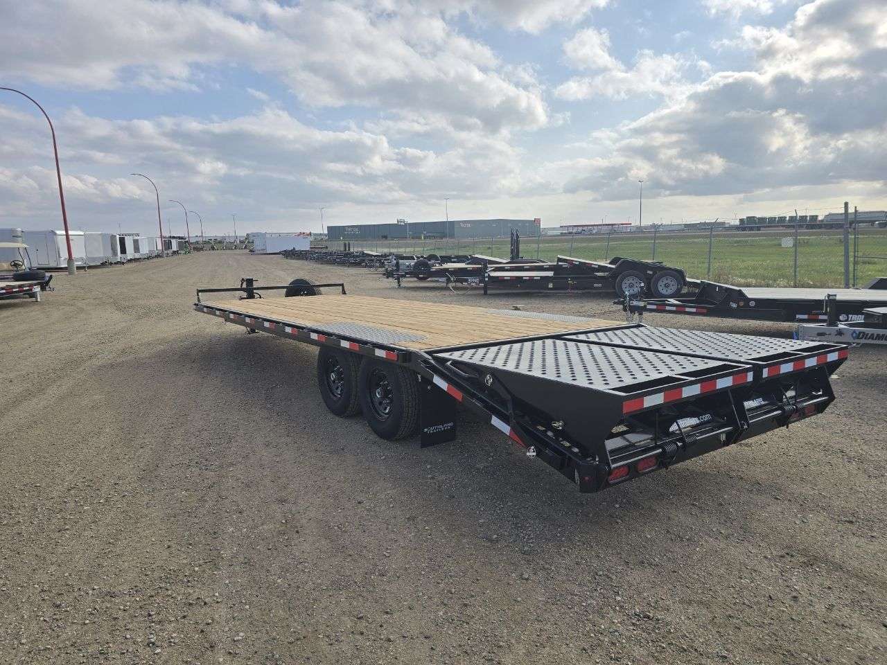 2026 Southland HBA 8'6" x 25' Beavertail Deckover Trailer