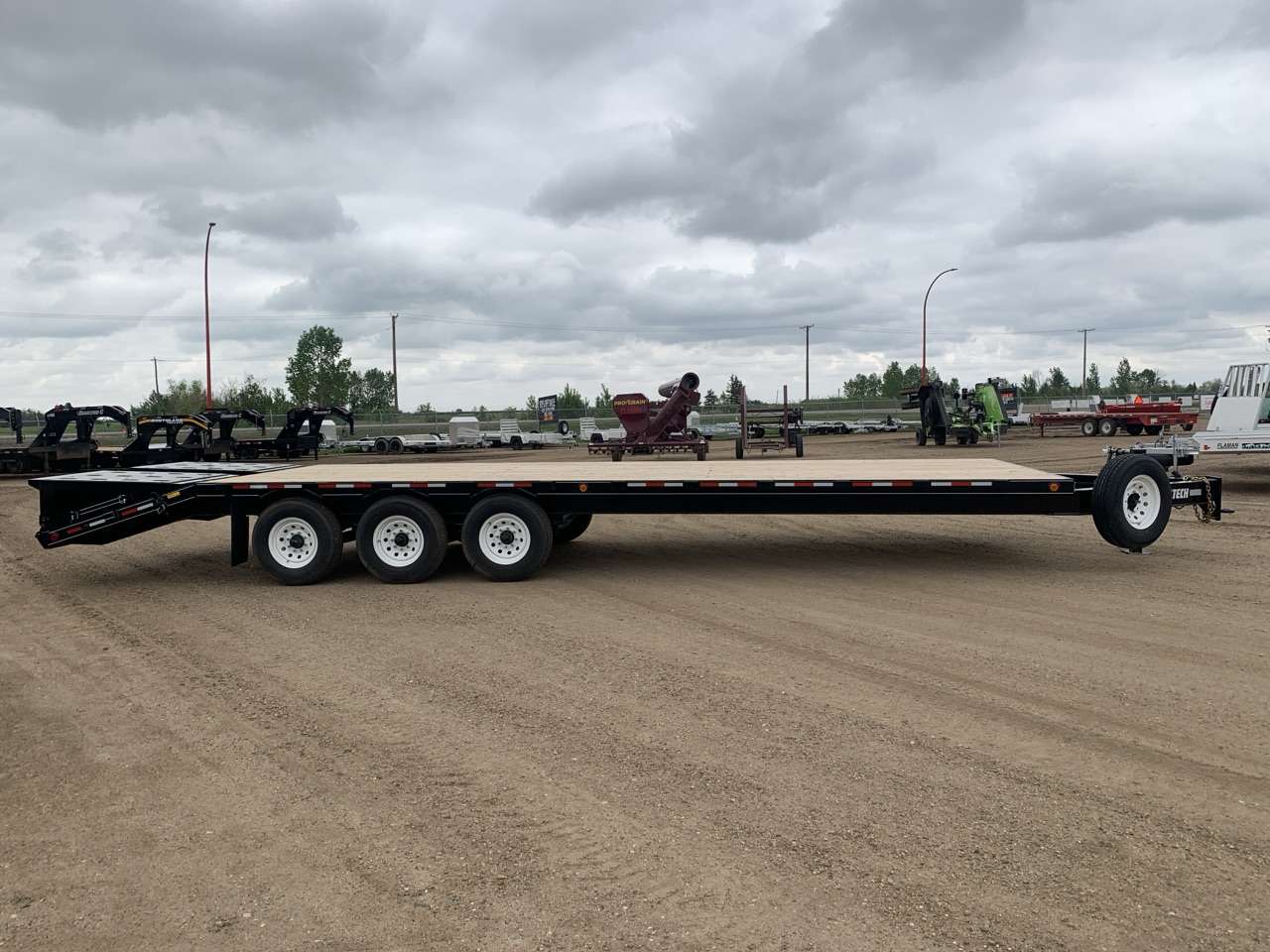 2026 Trailtech 8'6" x 28'9" Beavertail Deckover Trailer
