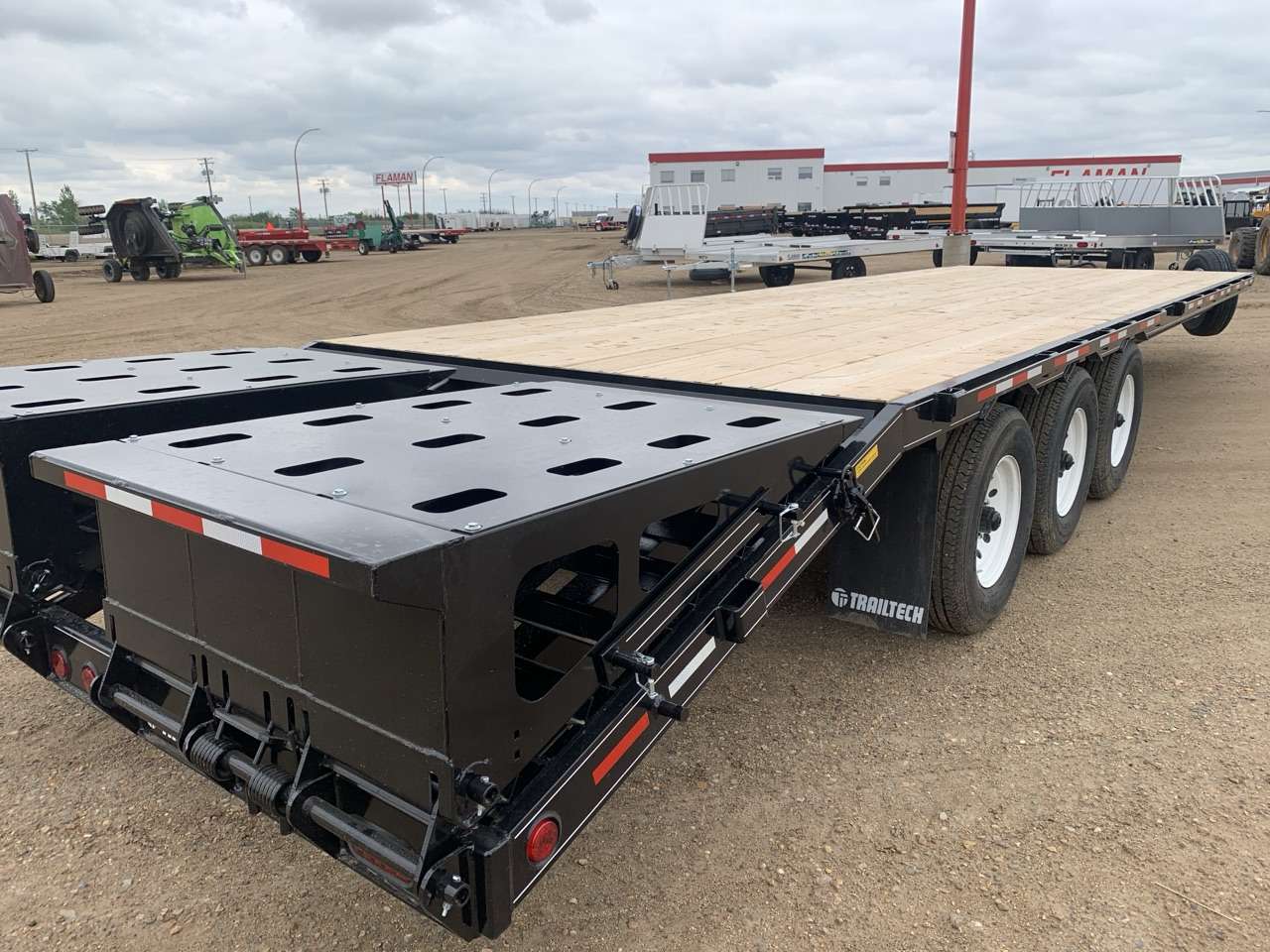 2026 Trailtech 8'6" x 28'9" Beavertail Deckover Trailer