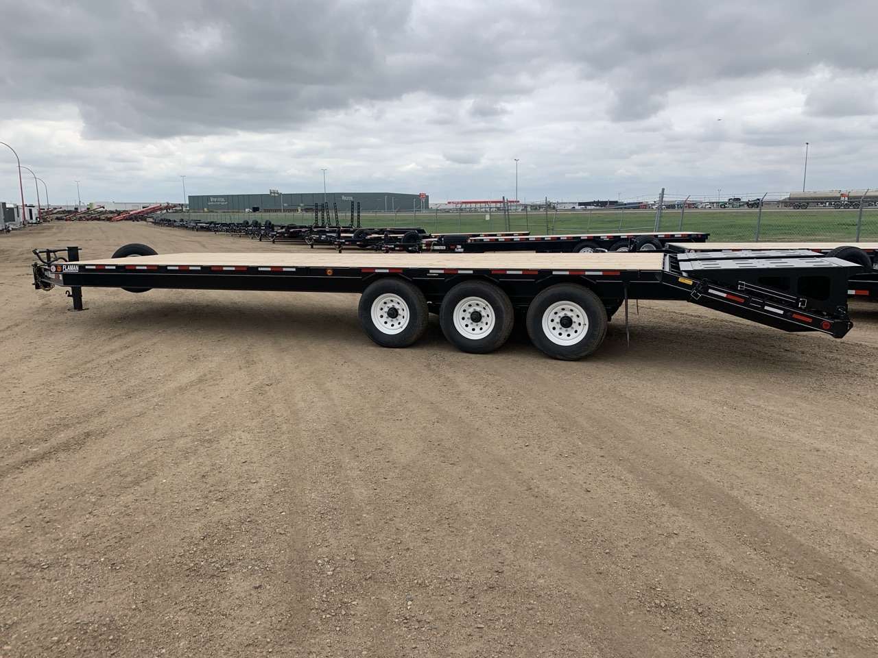 2026 Trailtech 8'6" x 28'9" Beavertail Deckover Trailer