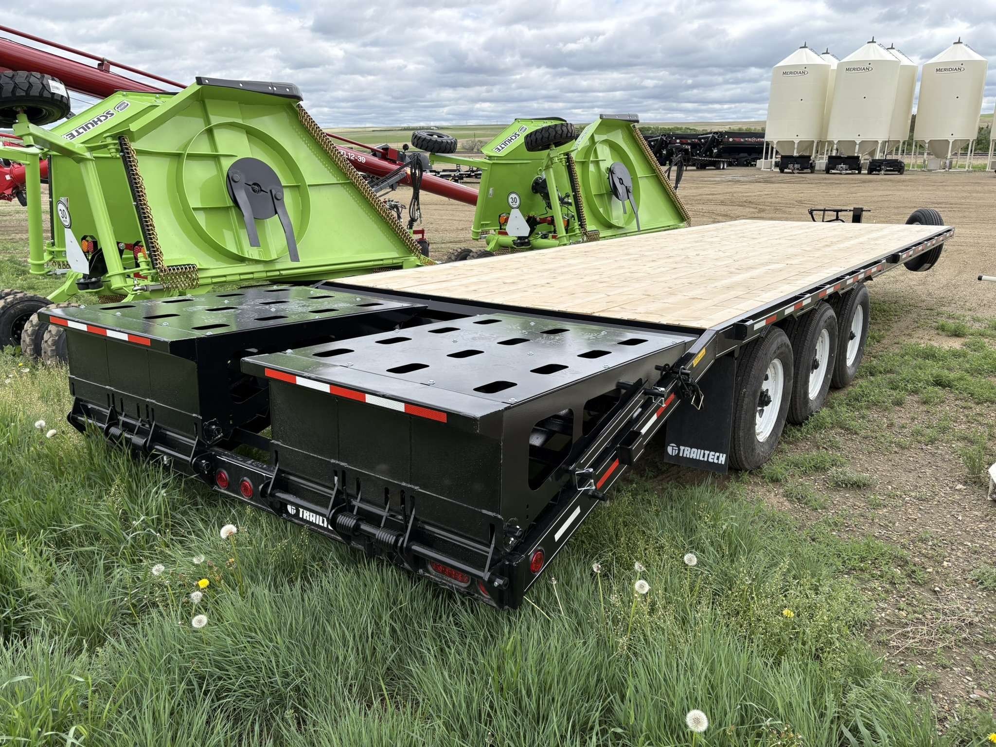 2026 Trailtech 8'6" x 28'9" Beavertail Deckover Trailer