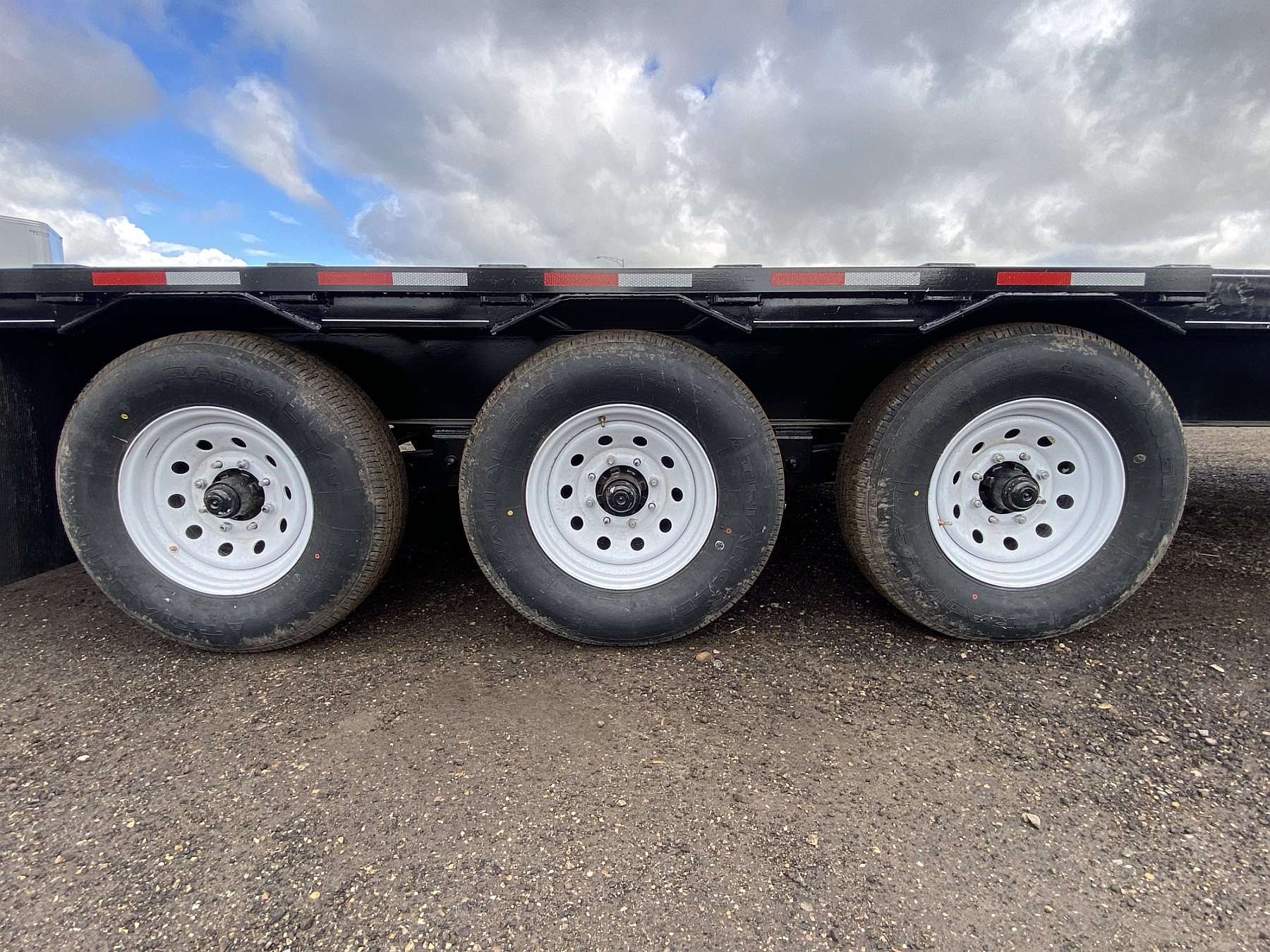 2026 Trailtech Essential Series 24' Tri-Axle Gooseneck