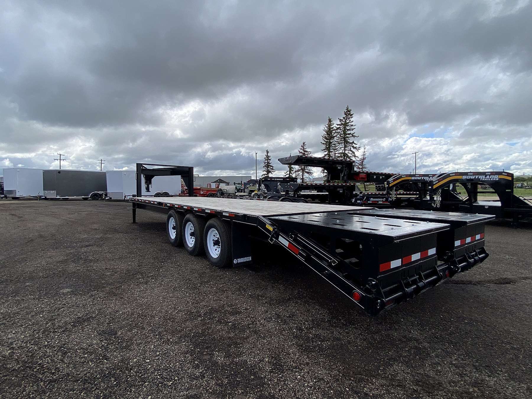 2026 Trailtech Essential Series 24' Tri-Axle Gooseneck