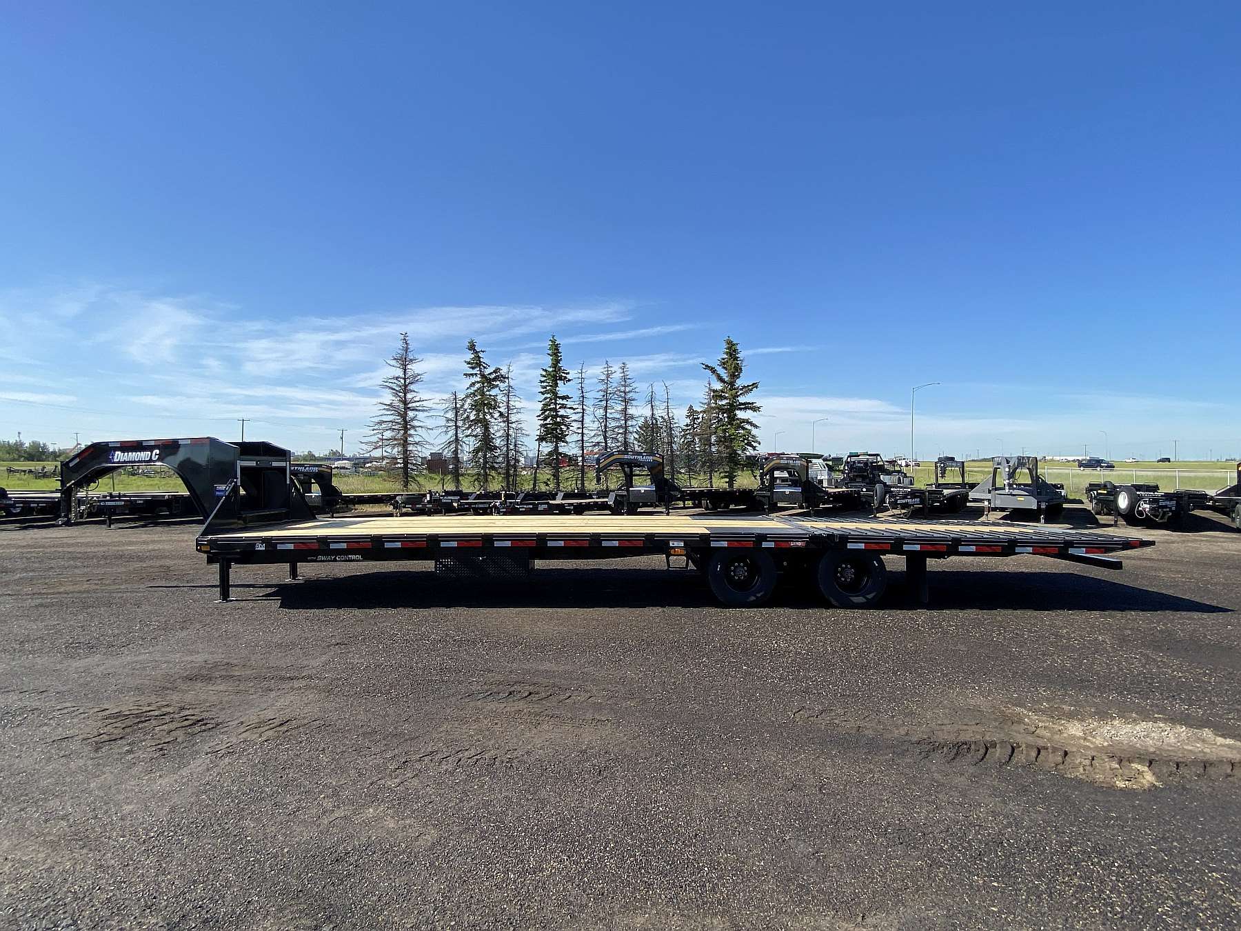 2027 Diamond C 35' Hydraulic Dovetail Gooseneck