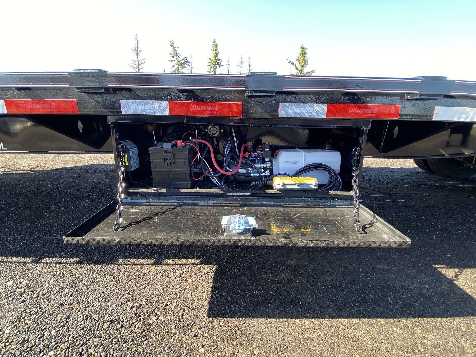 2027 Diamond C 35' Hydraulic Dovetail Gooseneck