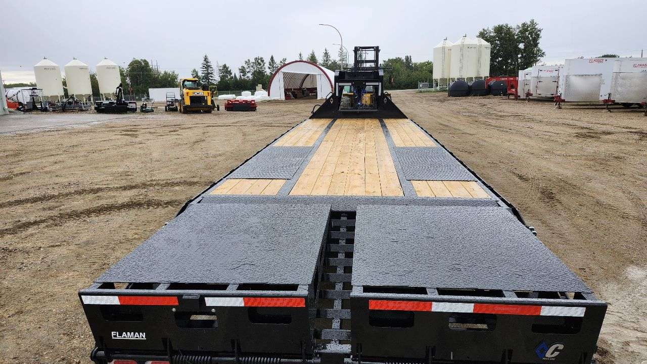 2027 Diamond C 8'6" x 30' GN Beavertail Flat Deck Trailer