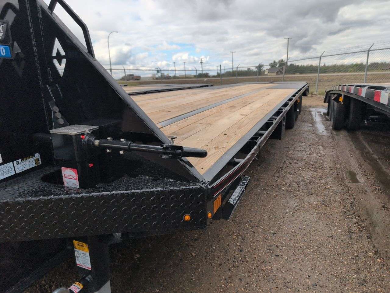2027 Diamond C 8'6" x 35' GN Beavertail Flat Deck Trailer