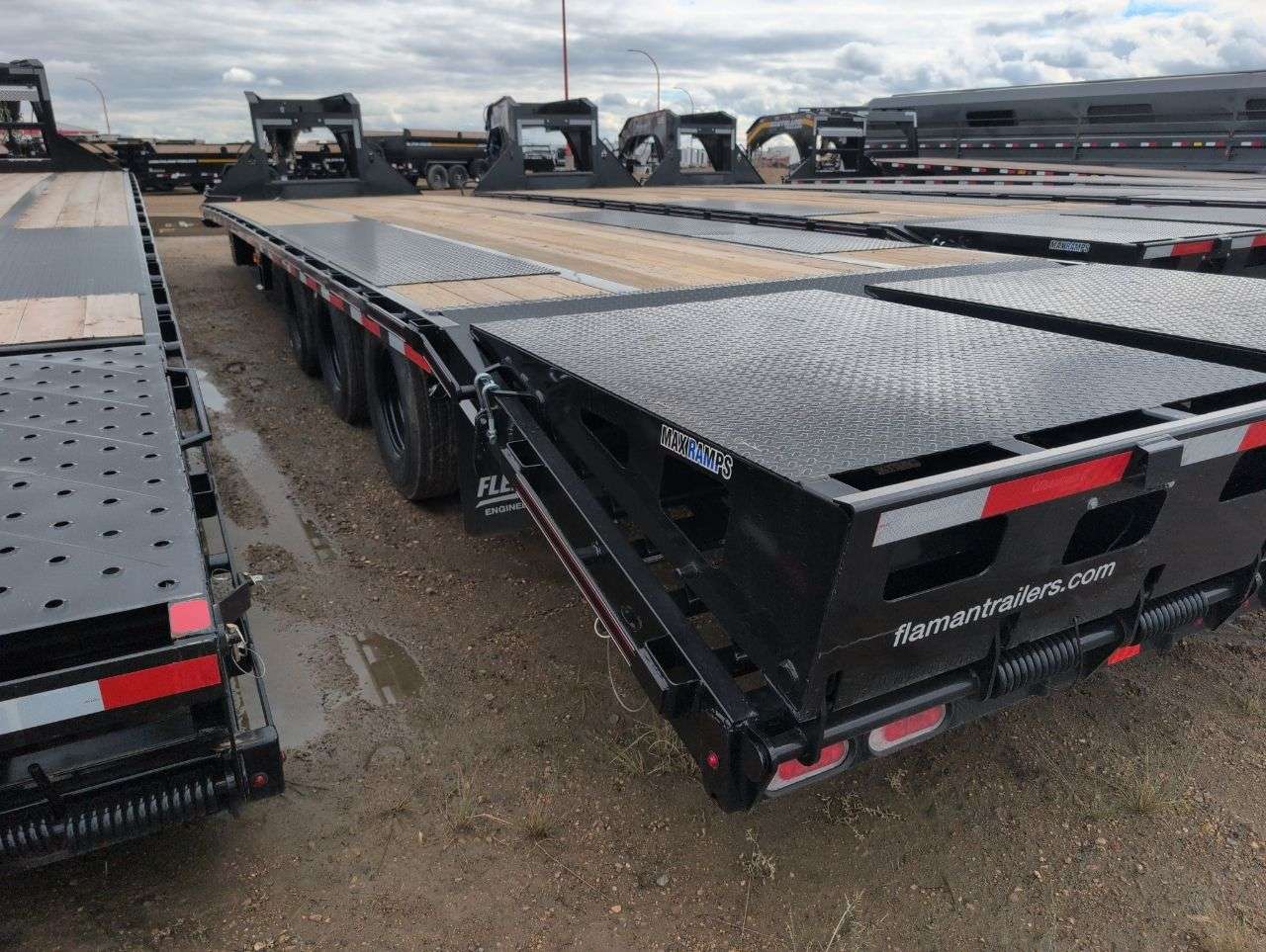 2027 Diamond C 8'6" x 35' GN Beavertail Flat Deck Trailer