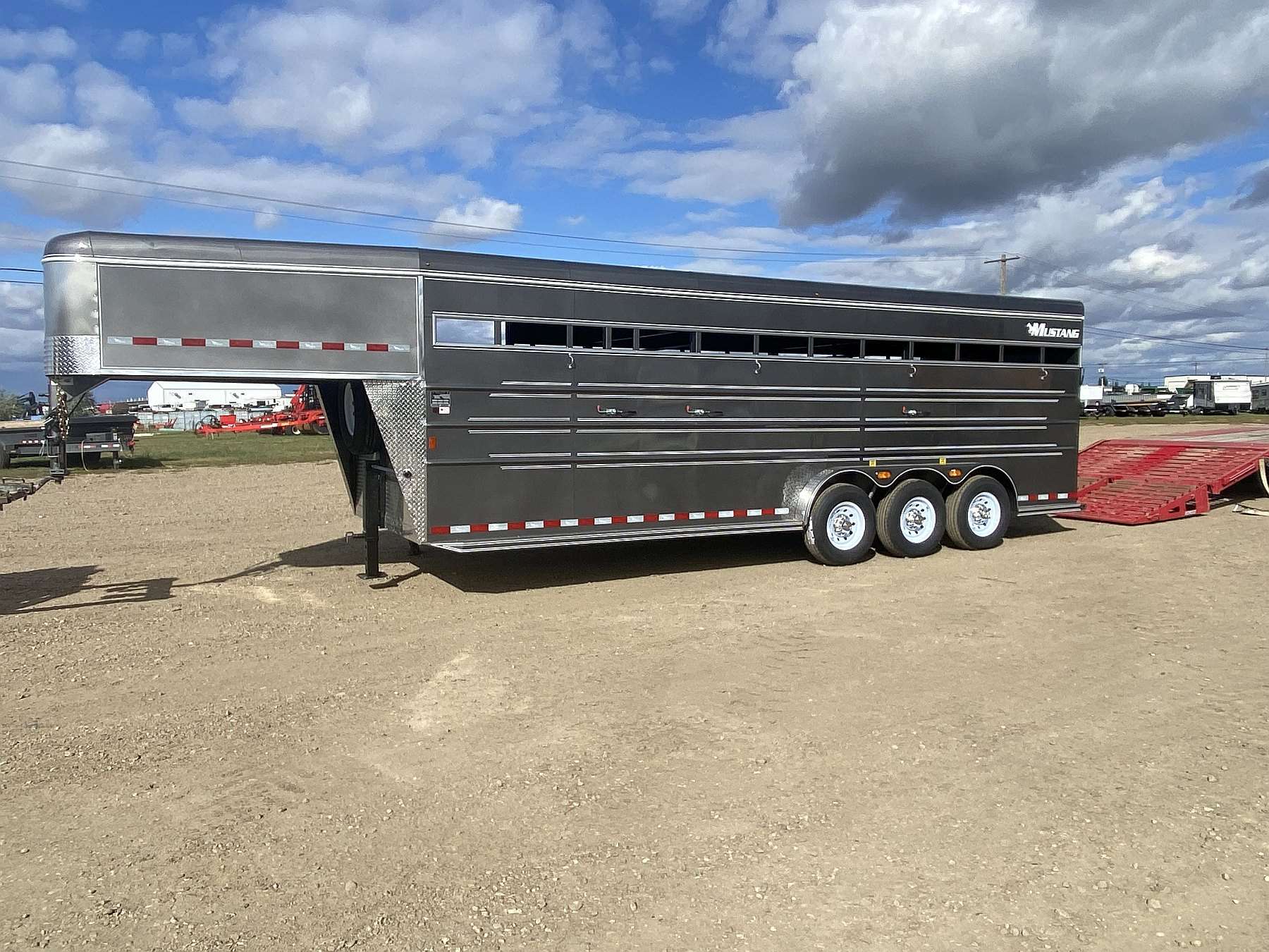 2027 Mustang 24' Triple Axle Gooseneck Stock Trailer