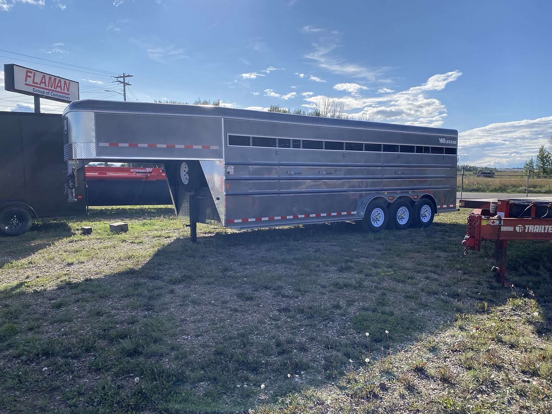2027 Mustang 24' Triple Axle Gooseneck Stock Trailer