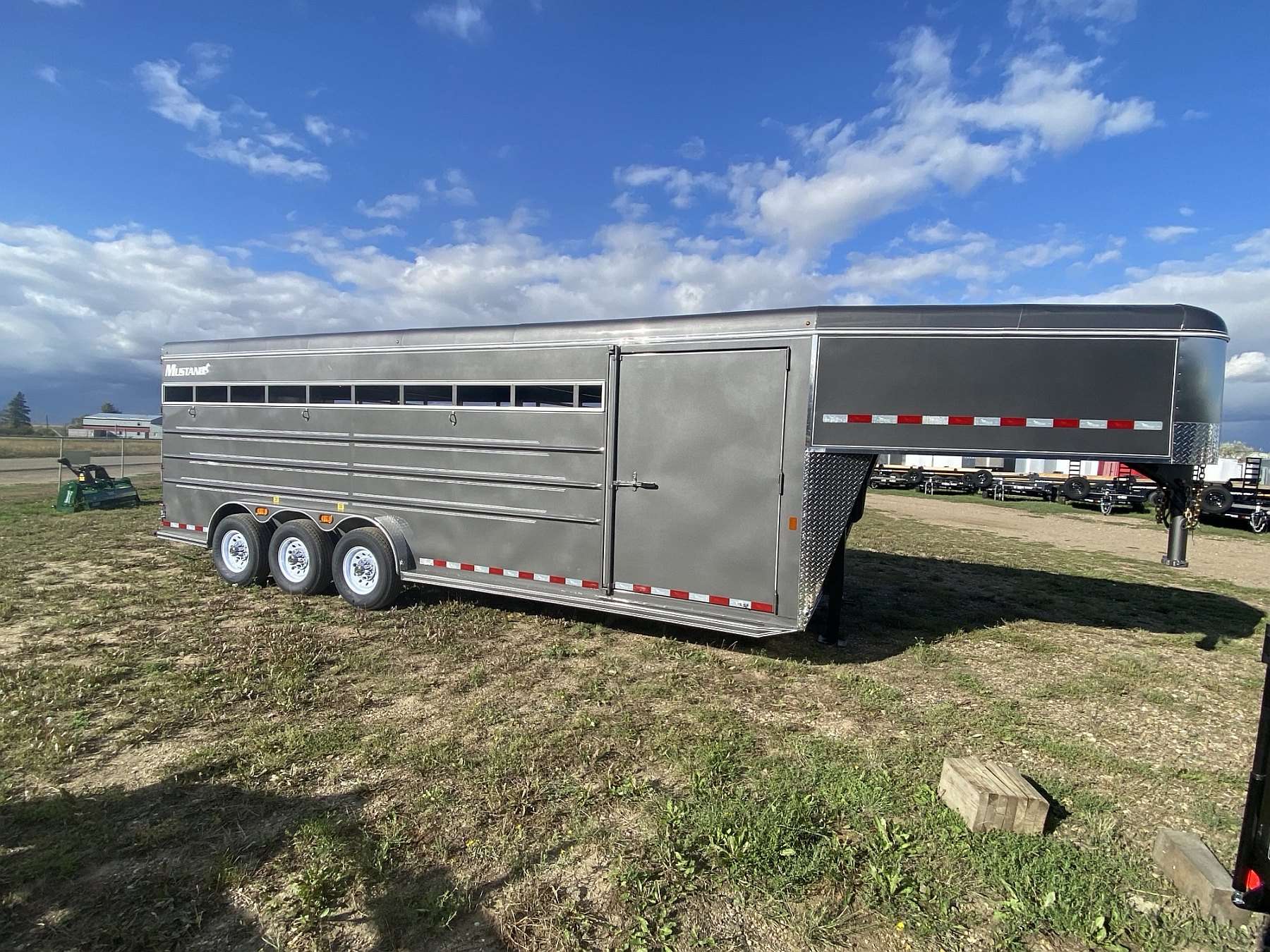2027 Mustang 24' Triple Axle Gooseneck Stock Trailer