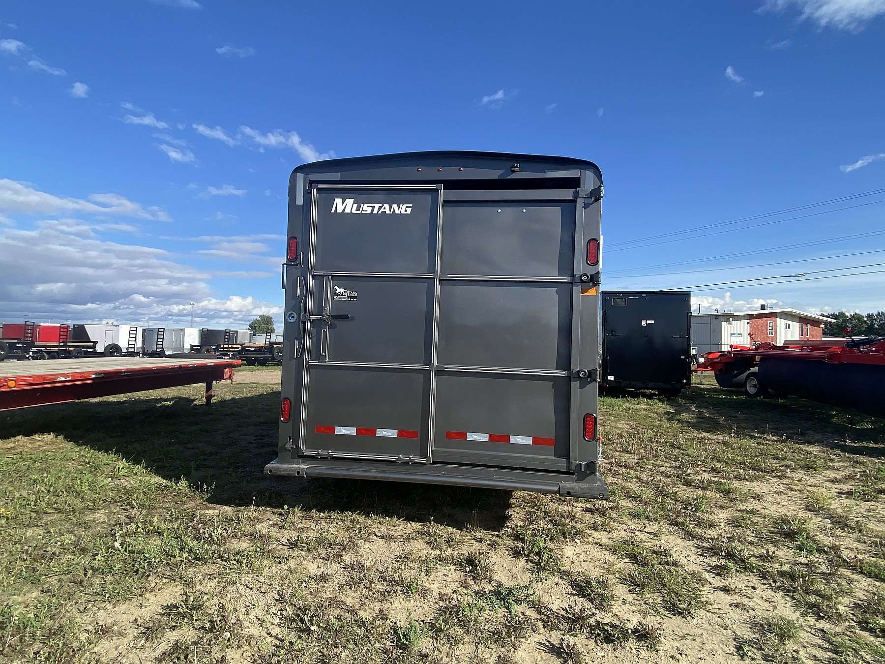 2027 Mustang 24' Triple Axle Gooseneck Stock Trailer