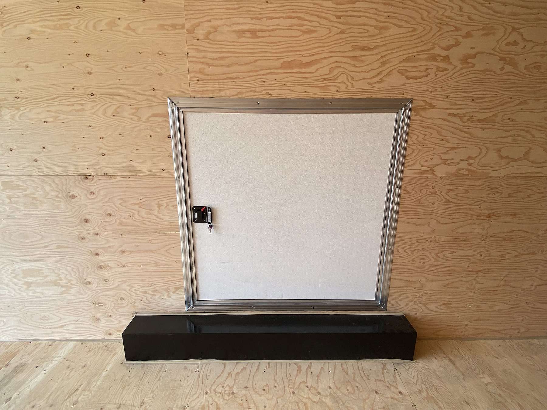 2027 Royal 8.5x26 Enclosed Cargo w/ Escape Door