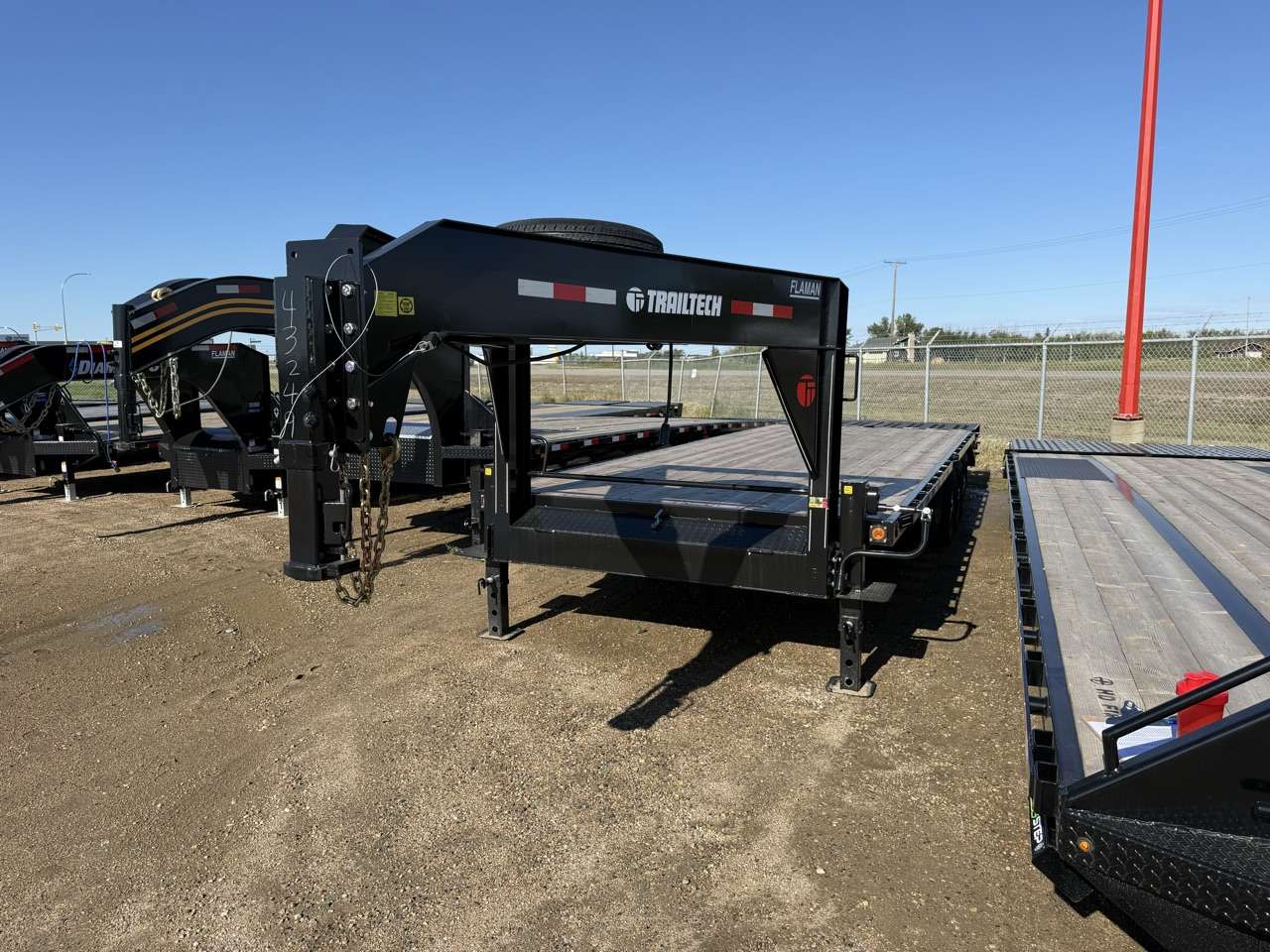 2027 Trailtech 8'6" x 29'6" GN Beavertail Deckover Trailer