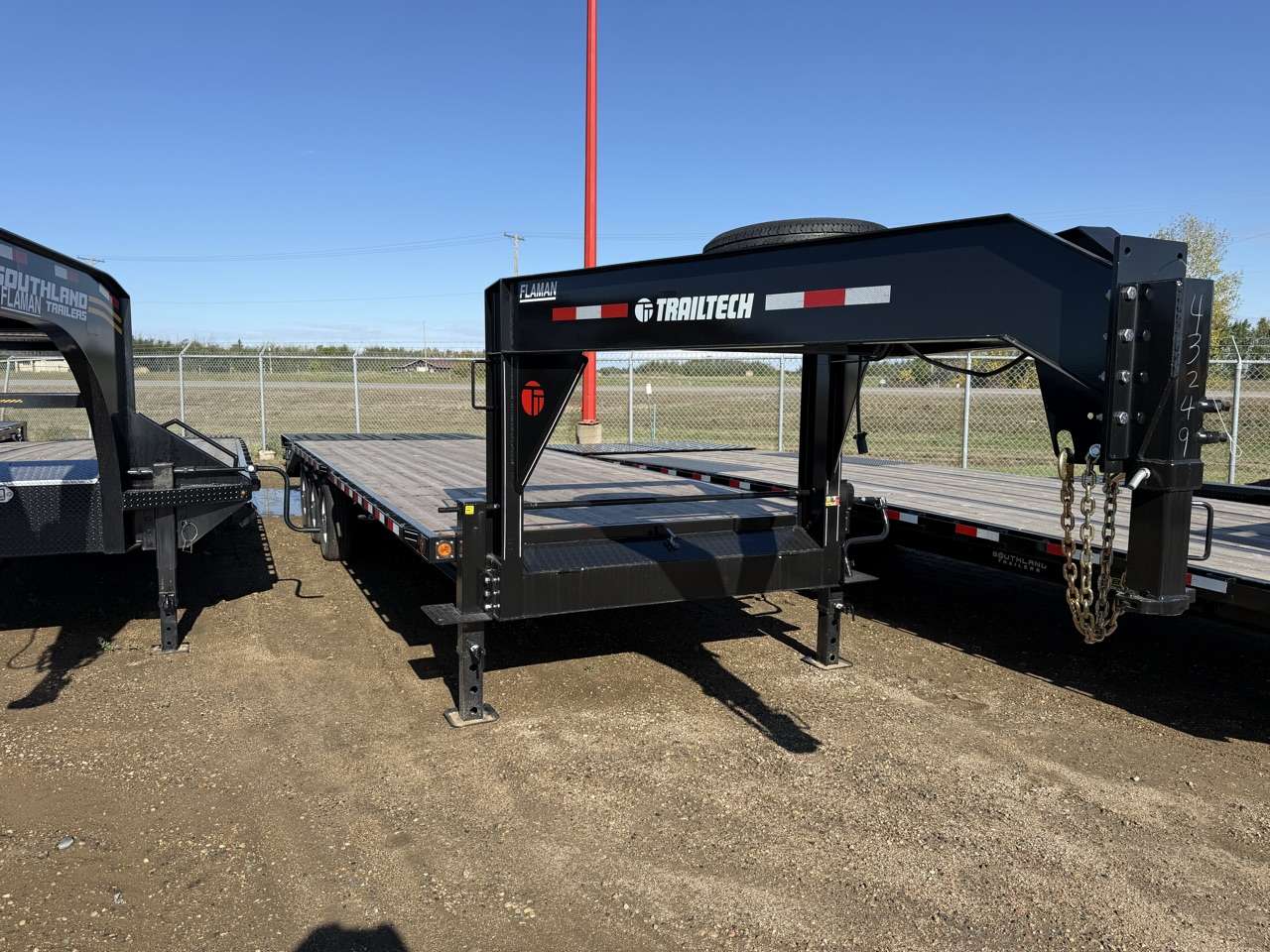2027 Trailtech 8'6" x 29'6" GN Beavertail Deckover Trailer