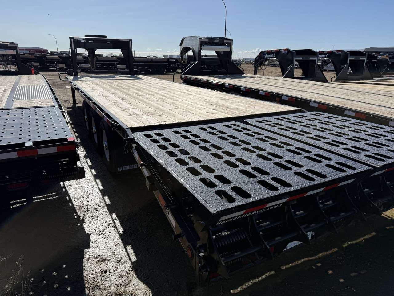 2027 Trailtech 8'6" x 29'6" GN Beavertail Deckover Trailer