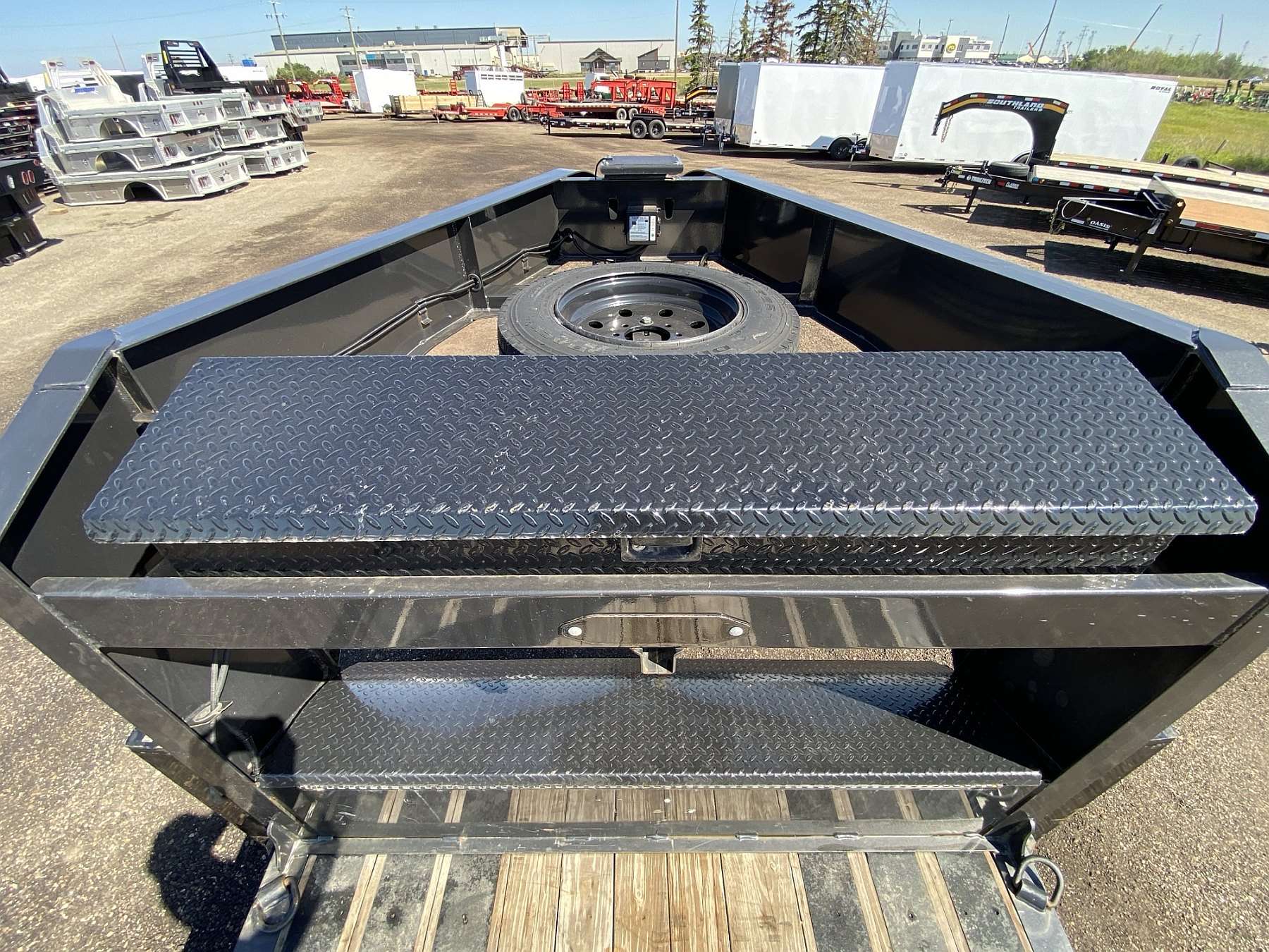 *Consignment* 2023 Diamond C 28' Tilt Deck Gooseneck