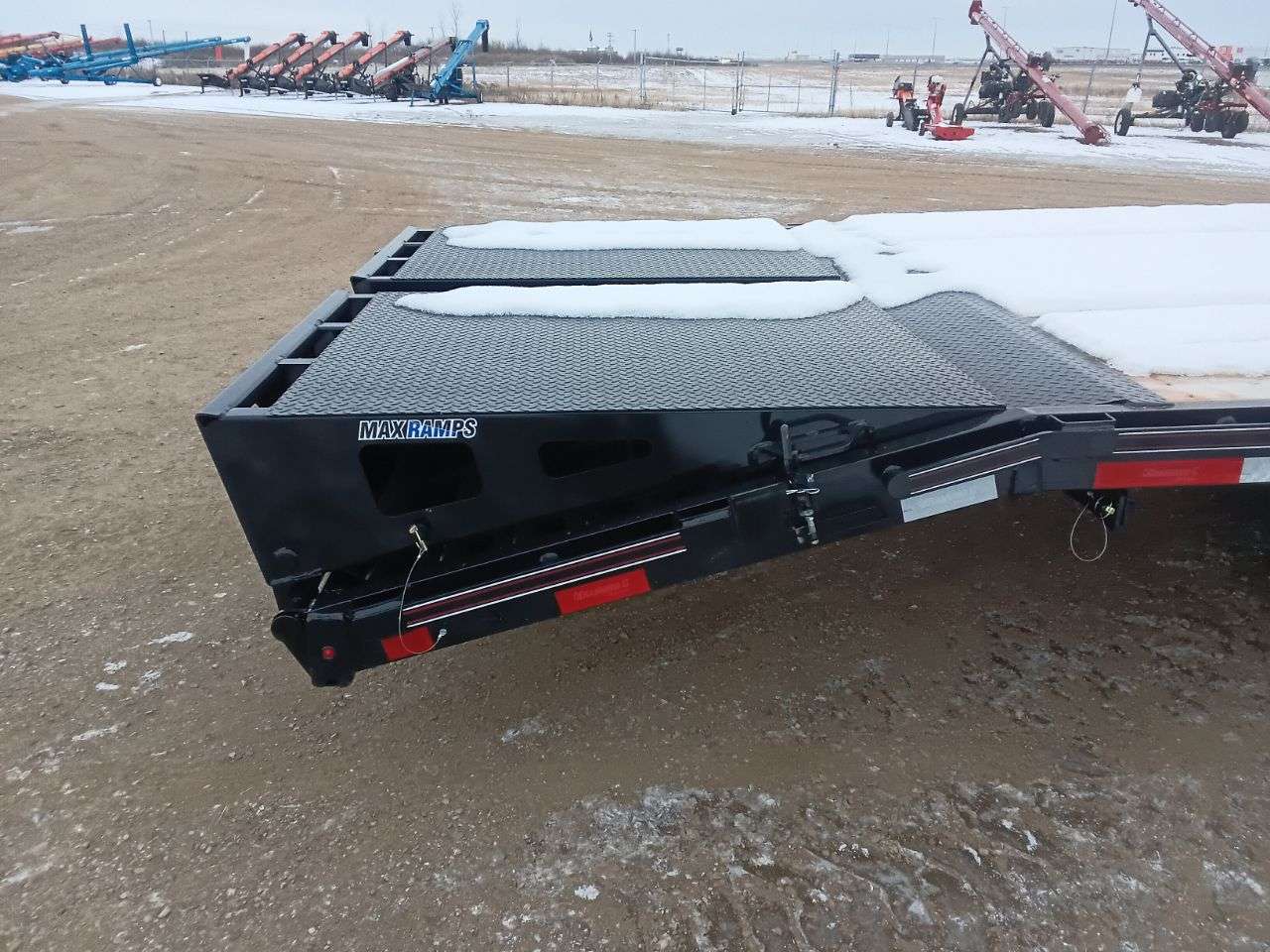 Diamond C 8'6" x 35' Gooseneck Beavertail Flat Deck Trailer