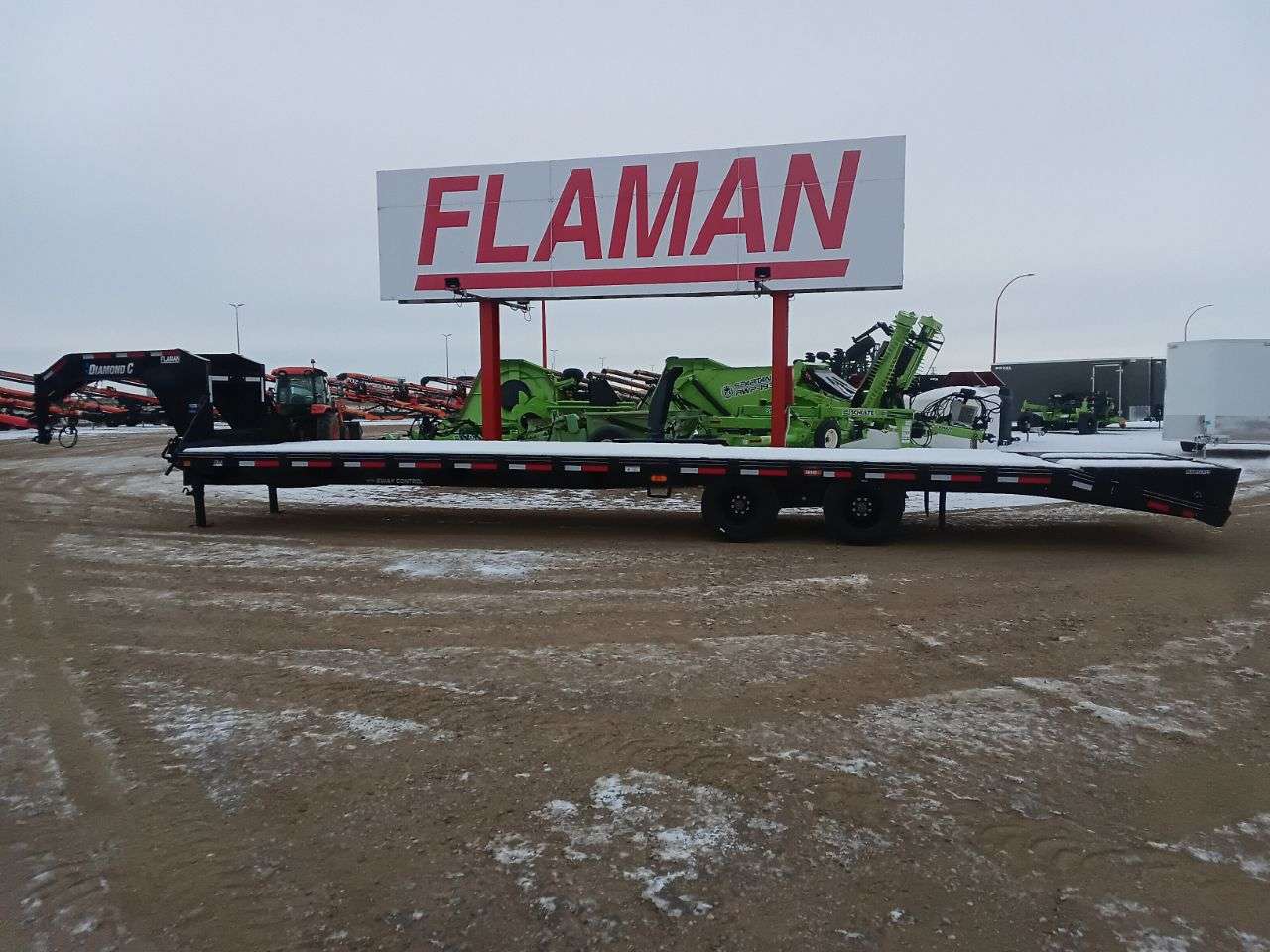 Diamond C 8'6" x 35' Gooseneck Beavertail Flat Deck Trailer