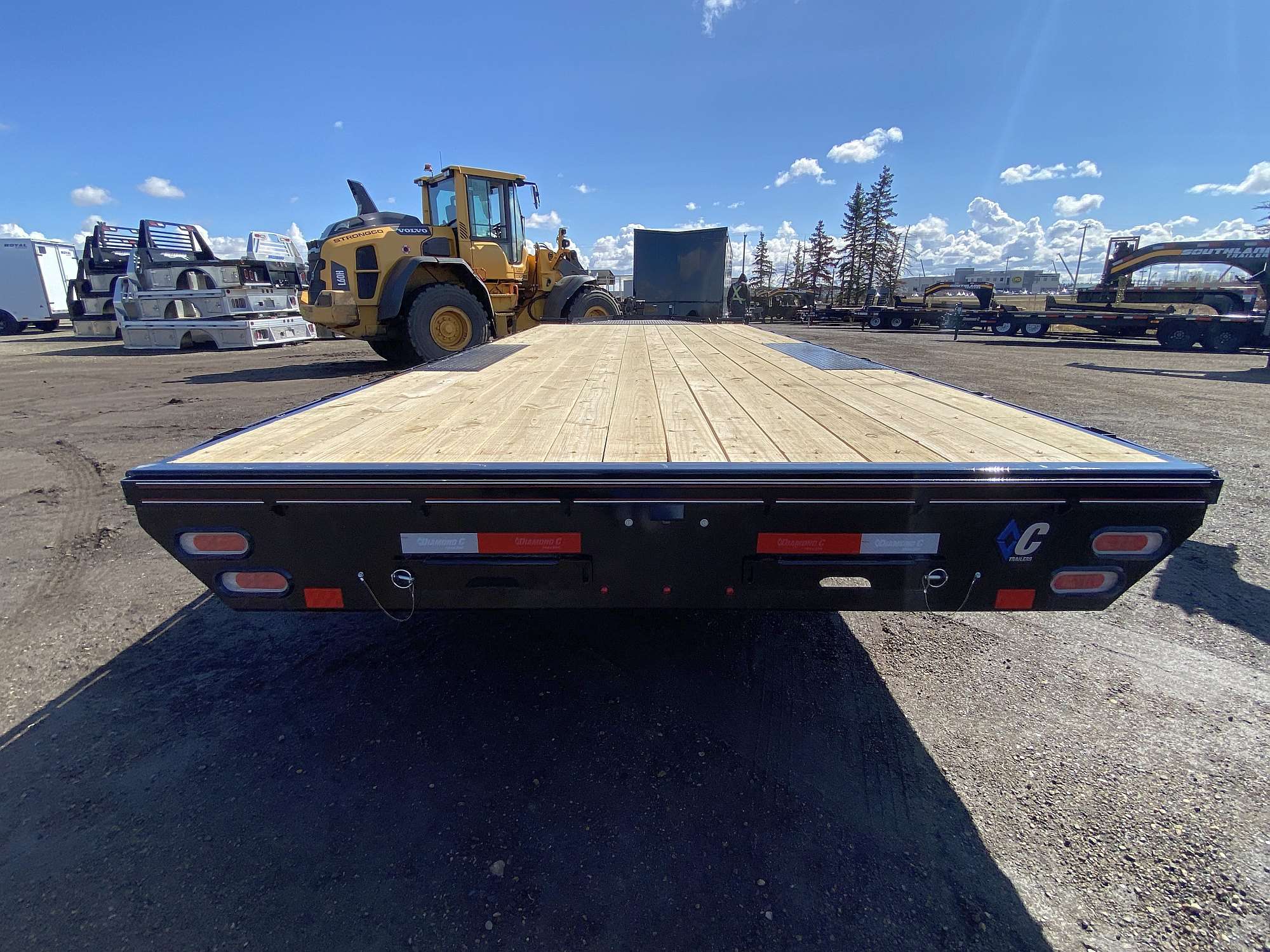 *Limited Rebate* 2025 Diamond C 20' Deck-Over Trailer