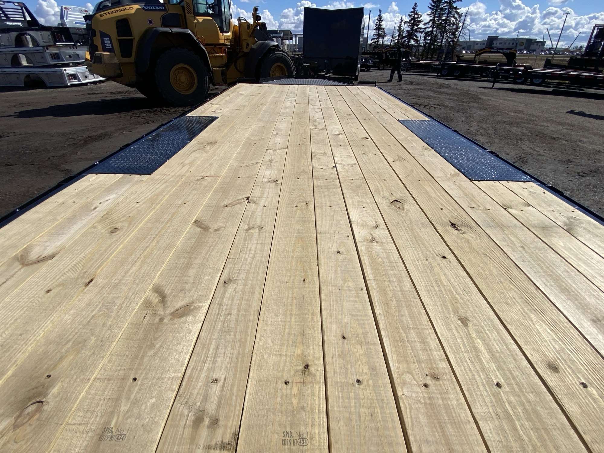 *Limited Rebate* 2025 Diamond C 20' Deck-Over Trailer