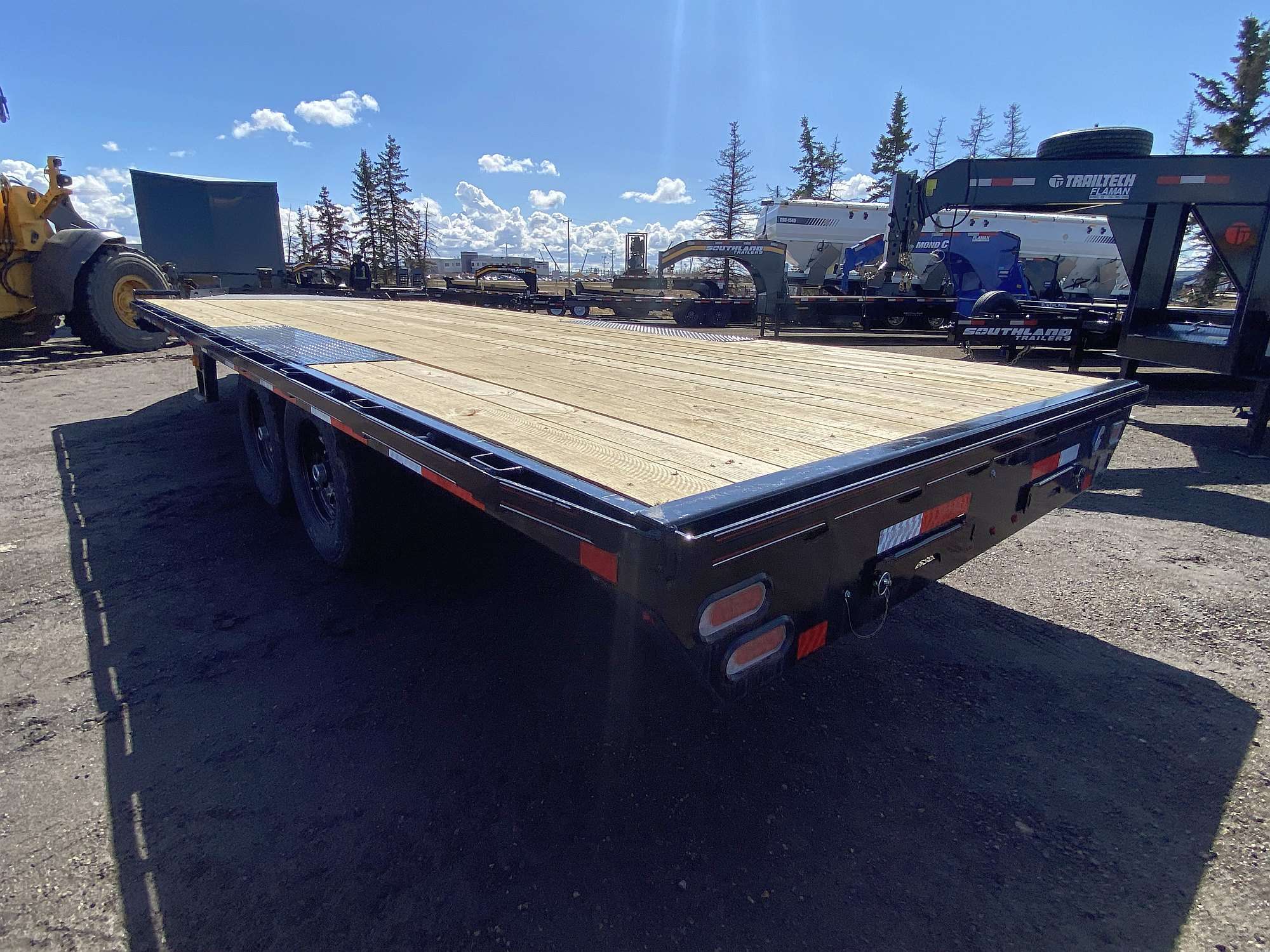 *Limited Rebate* 2025 Diamond C 20' Deck-Over Trailer