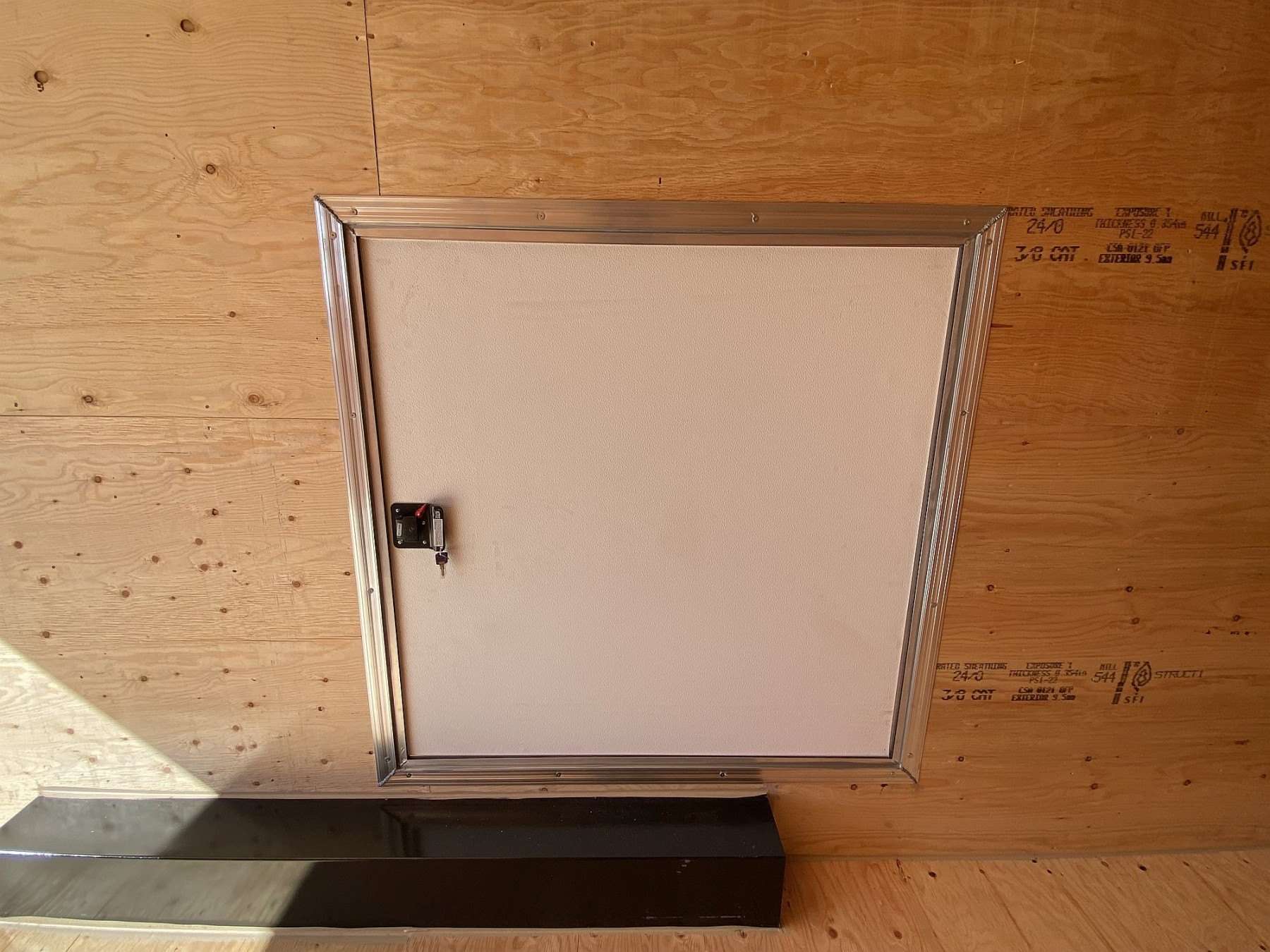 *Sale* 2026 Royal 8'x22' Enclosed Cargo w/ Free Escape Door!