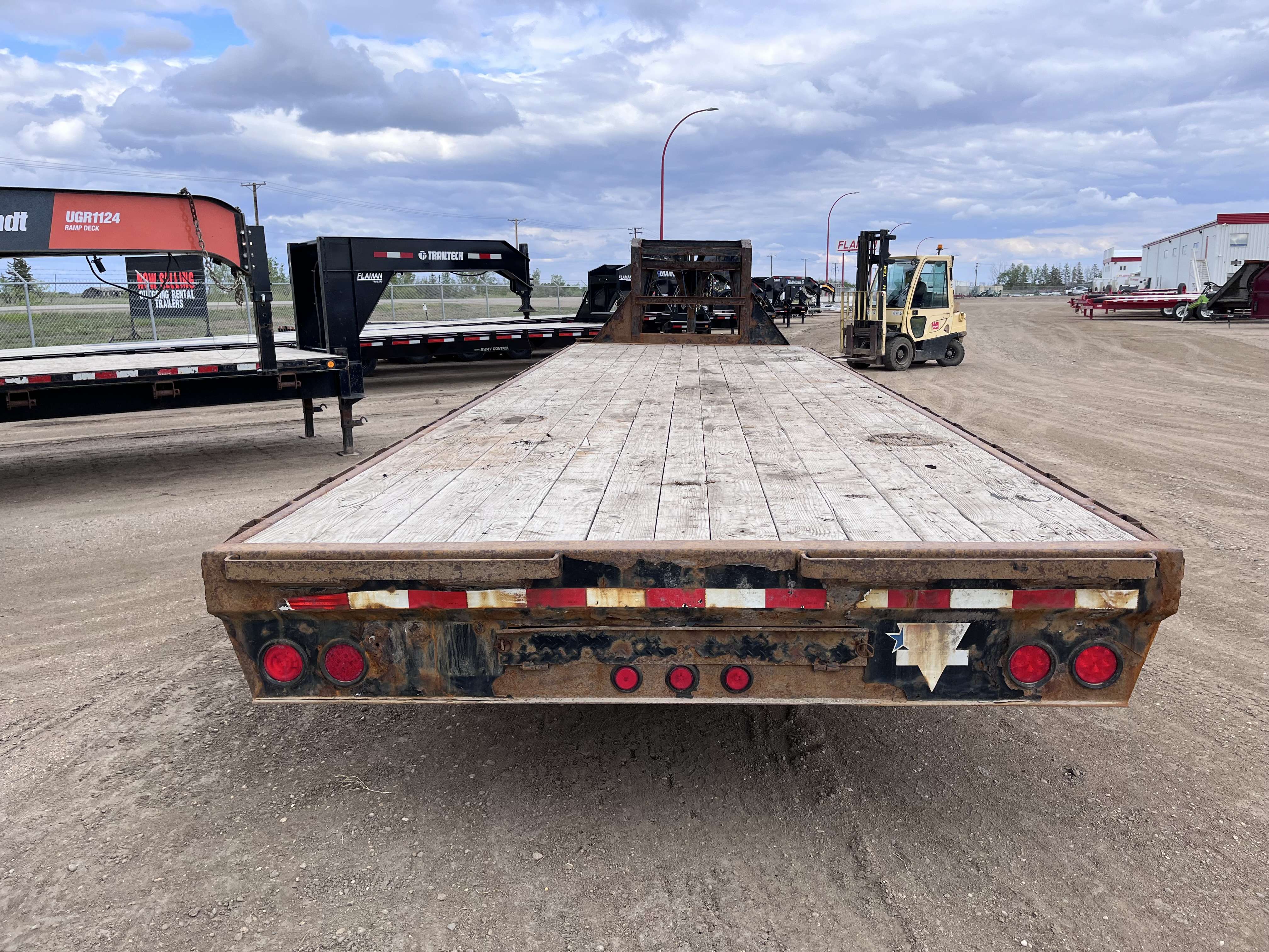 Used 2015 PJ FD262 8'5" x 26' Gooseneck Flat Deck