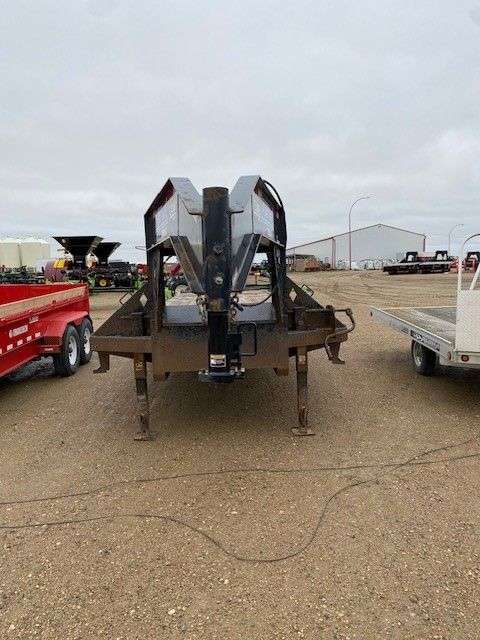 Used 2016 Diamond C FMAX 8'5" x 32' Gooseneck Flat Deck