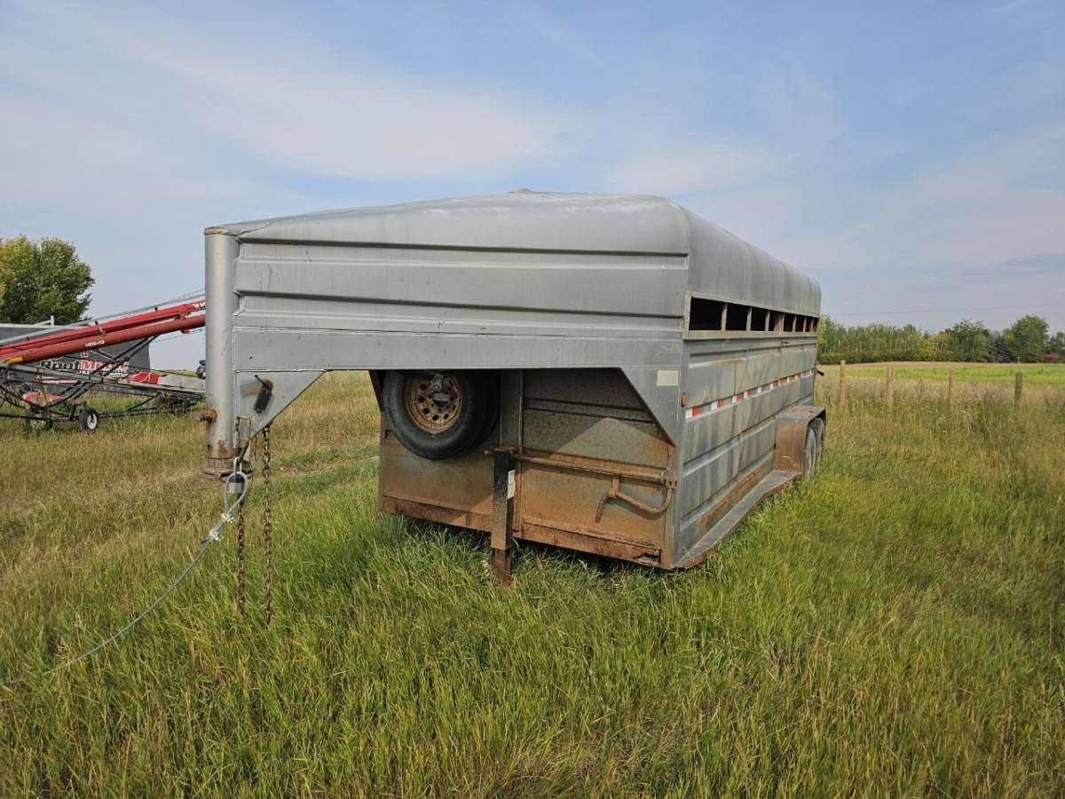 2002 Duncan 8'6" x 20' Gooseneck Livestock Trailer