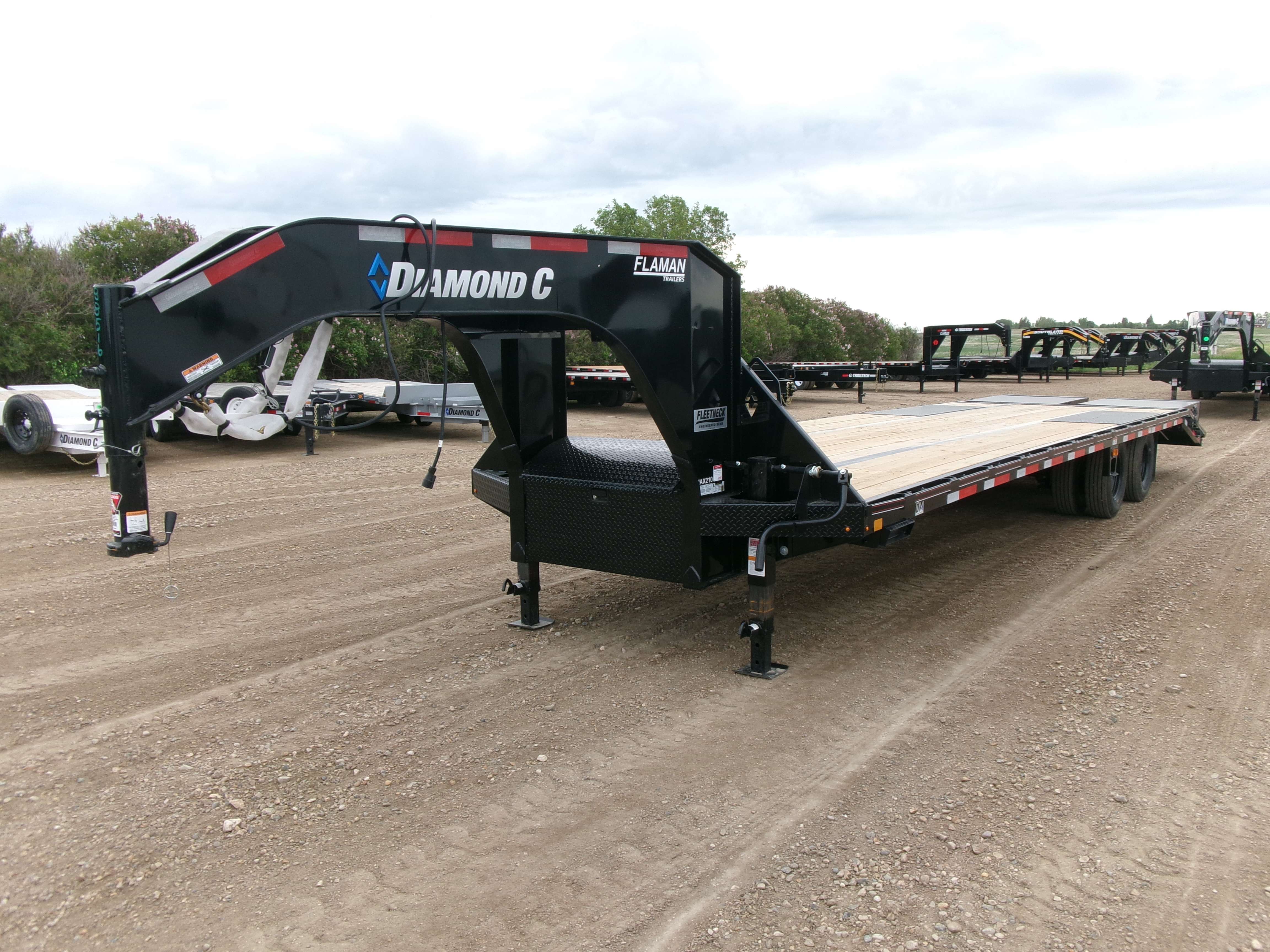 2024 Diamond C FMAX 8'6" x 32' Gooseneck Flat Deck