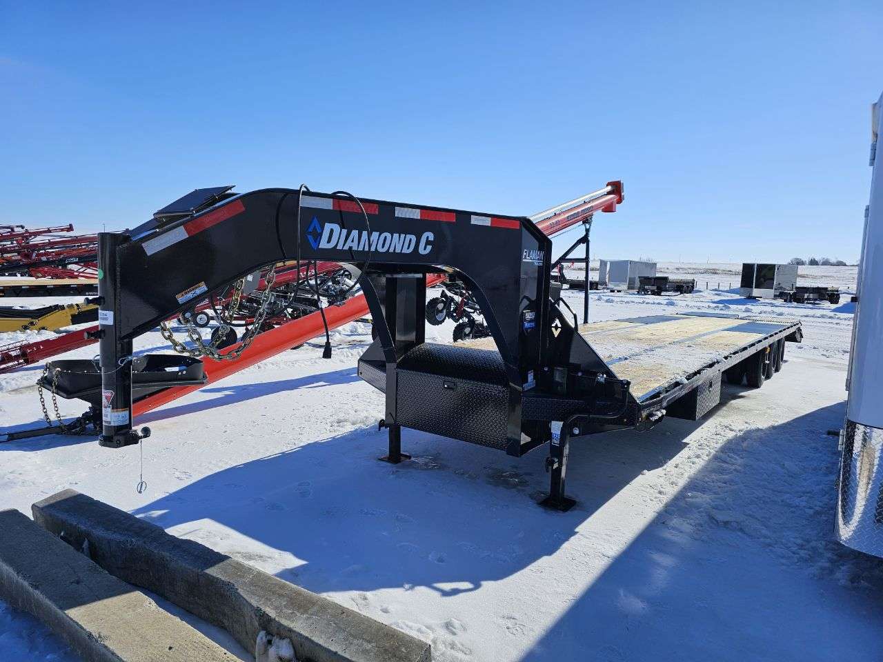 2025 Diamond C 8'6" x 40' Gooseneck Beavertail Flat Deck