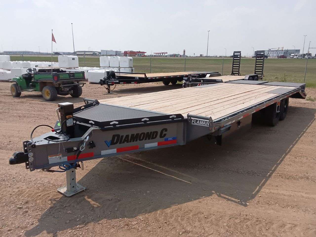 2025 Diamond C DEC 8'6" x 24' Beavertail Deckover