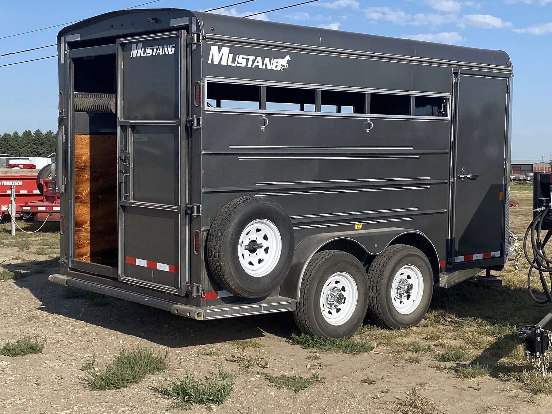 2025 Mustang 16' Tag Livestock Trailer