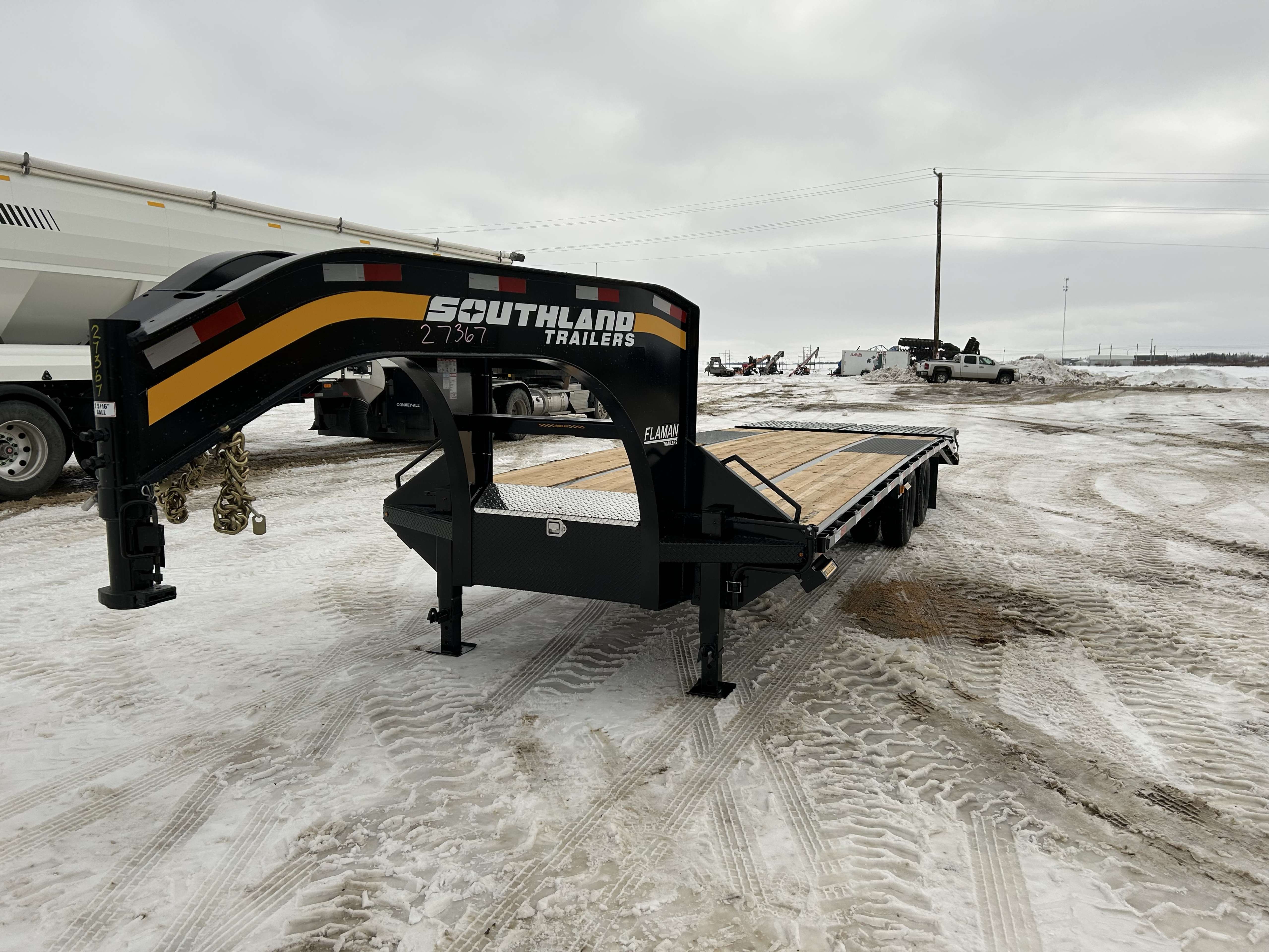 2025 Southland ETG 8'6" x 28' Gooseneck Beavertail Flat Deck