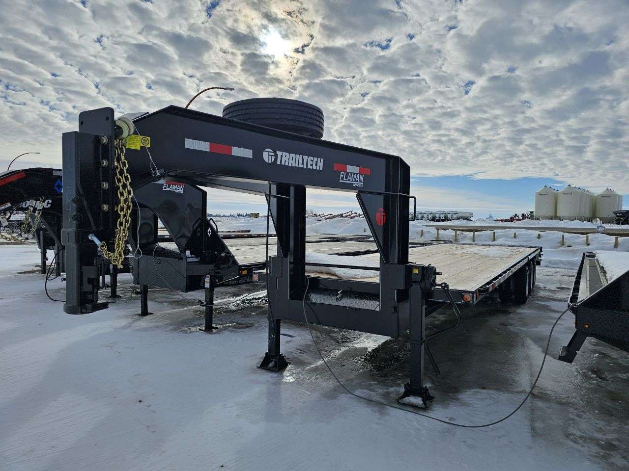 2025 Trailtech TD 8'6" x 30' Gooseneck Beavertail Flat Deck