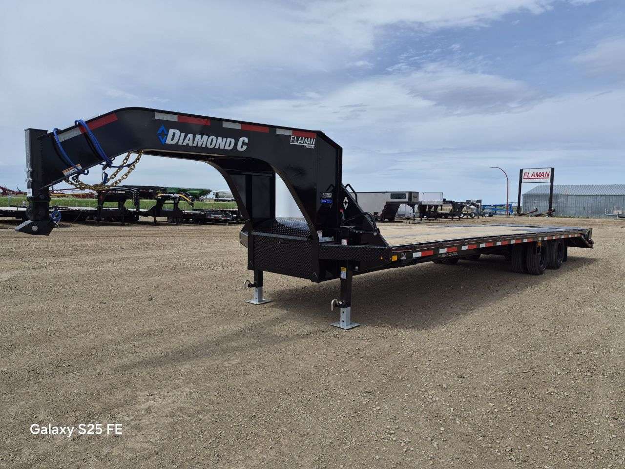 2026 Diamond C 8'6" x 32' GN Beavertail Flat Deck Trailer
