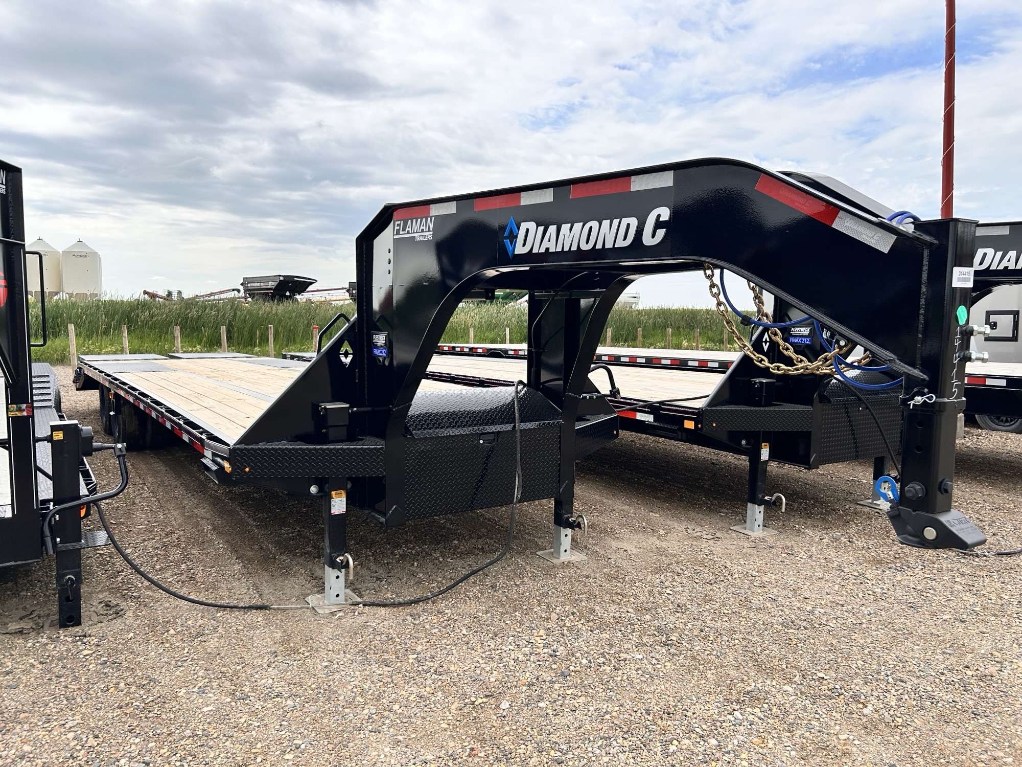 2026 Diamond C 8'6" x 32' GN Beavertail Flat Deck Trailer