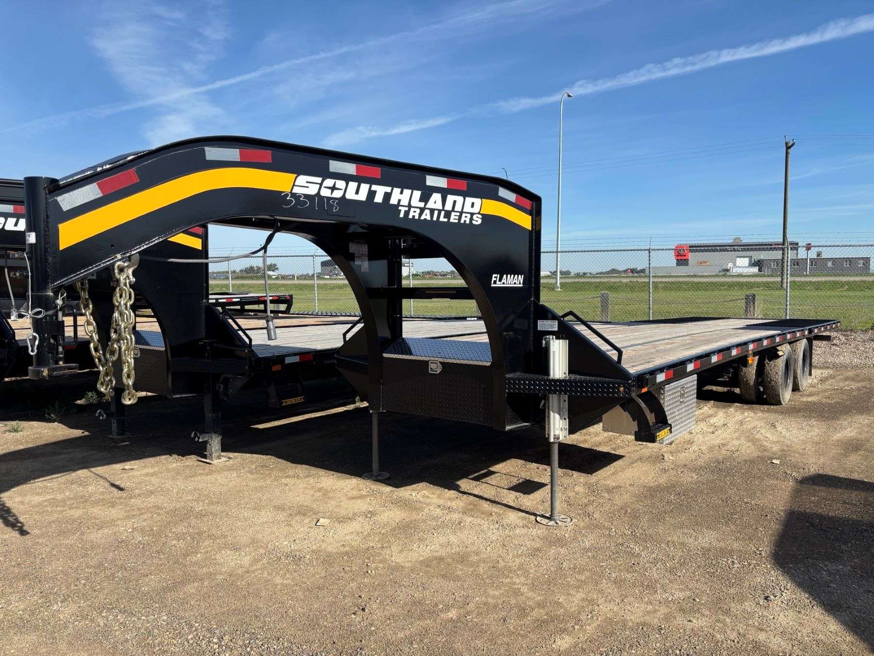 2026 Southland 32' Gooseneck w/ Hydraulic Beavertail